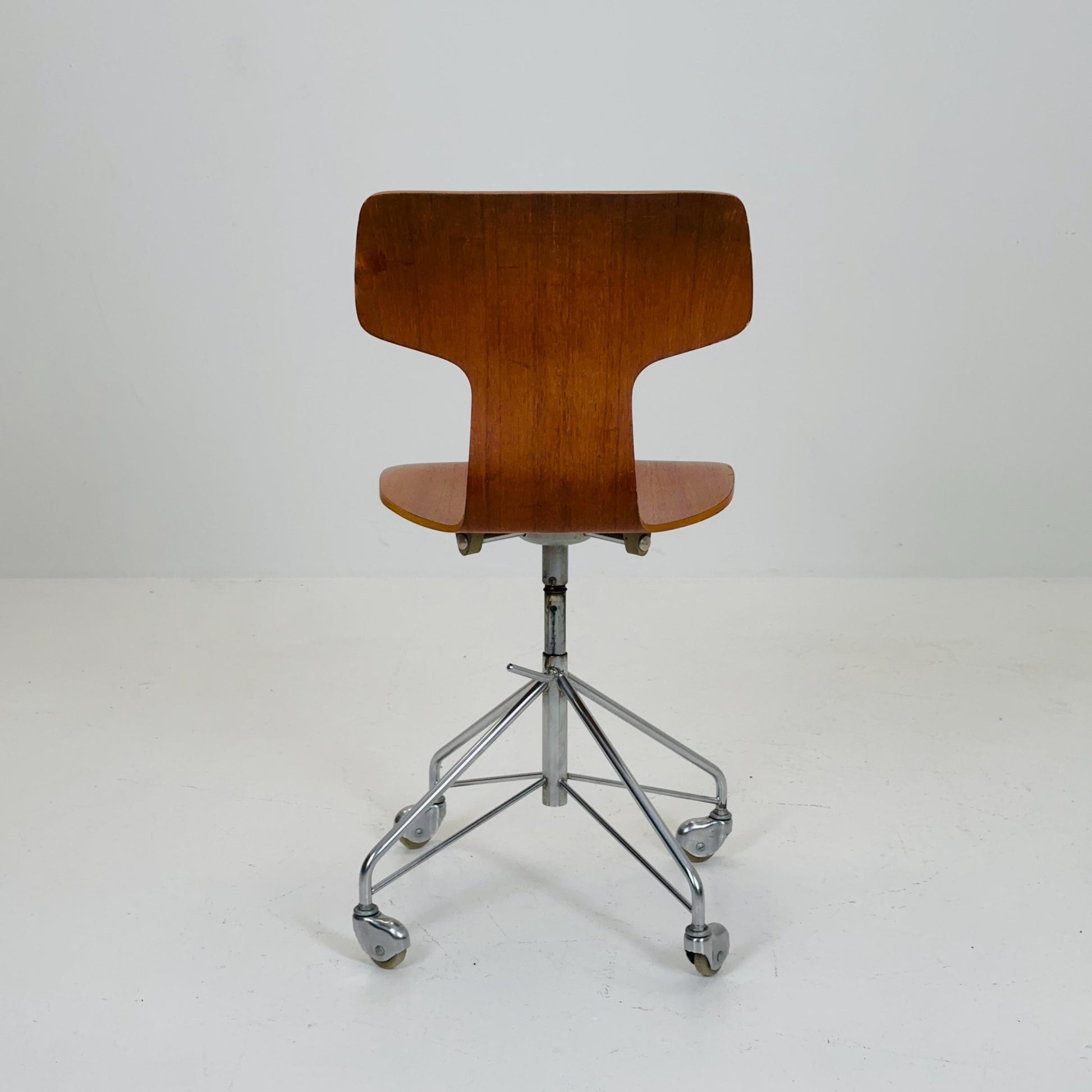 Mid century height adjustable Hammer 3113 desk chair in Teak , by Arne Jacobsen for Fritz Hansen, 1960s