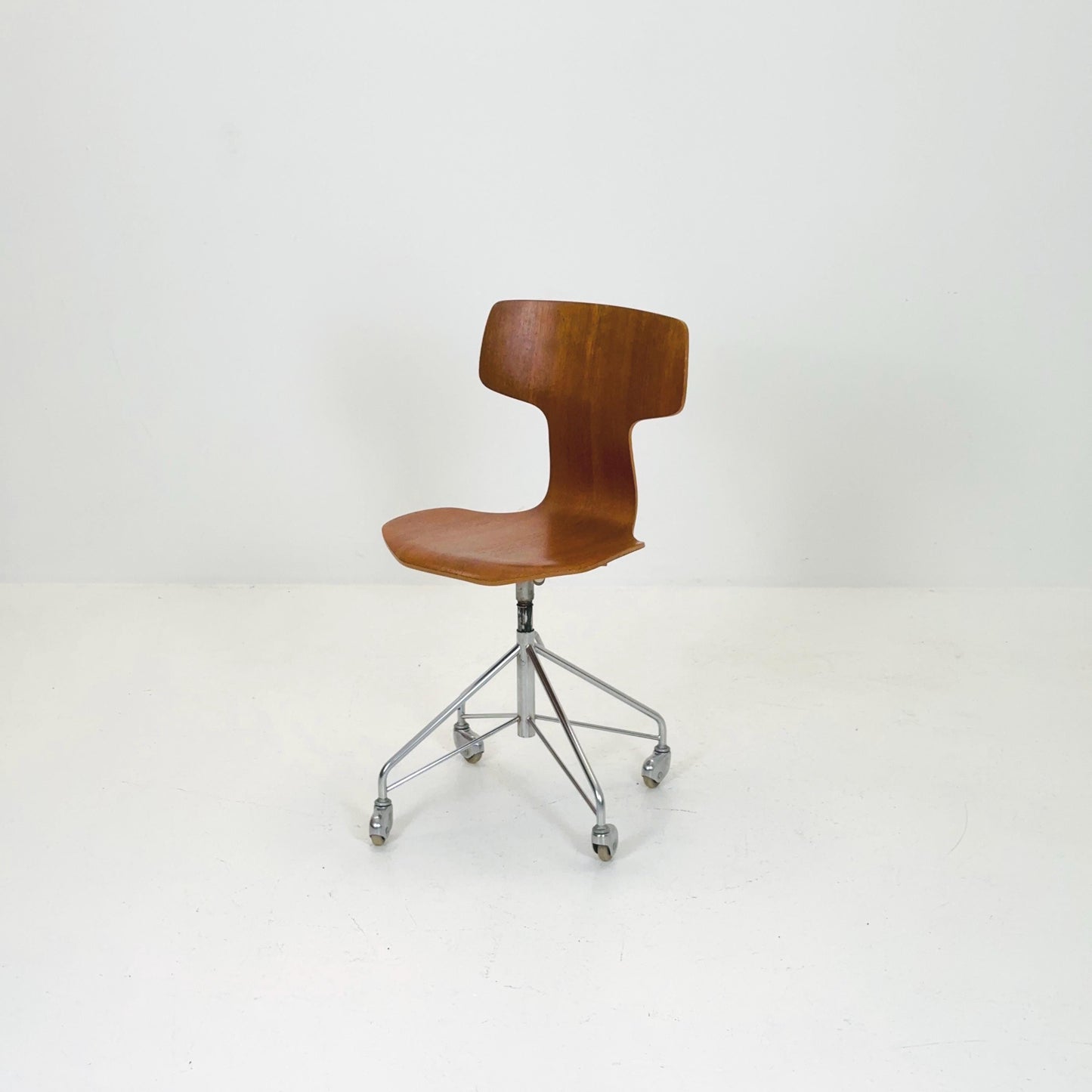 Mid century height adjustable Hammer 3113 desk chair in Teak , by Arne Jacobsen for Fritz Hansen, 1960s