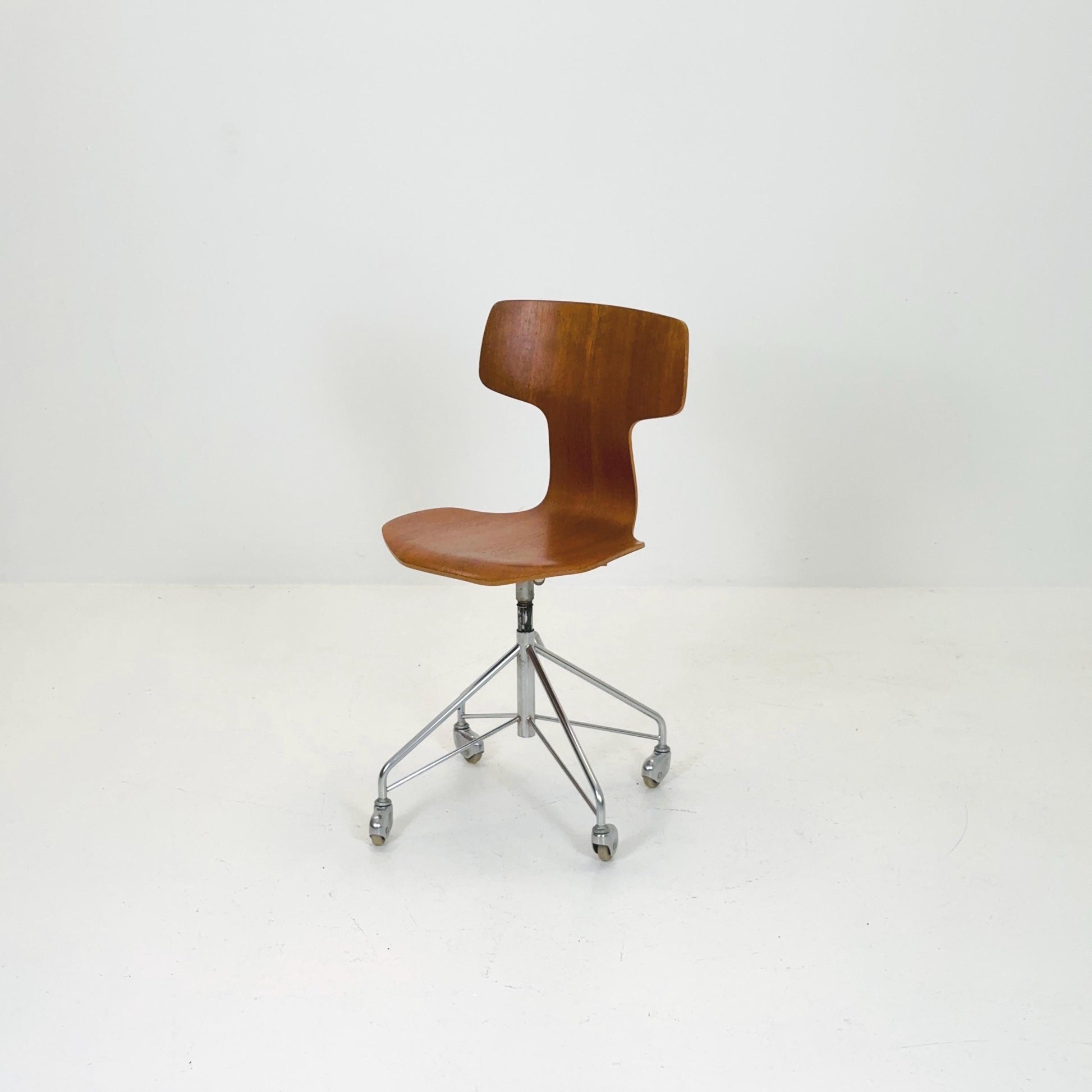 Mid century height adjustable Hammer 3113 desk chair in Teak , by Arne Jacobsen for Fritz Hansen, 1960s
