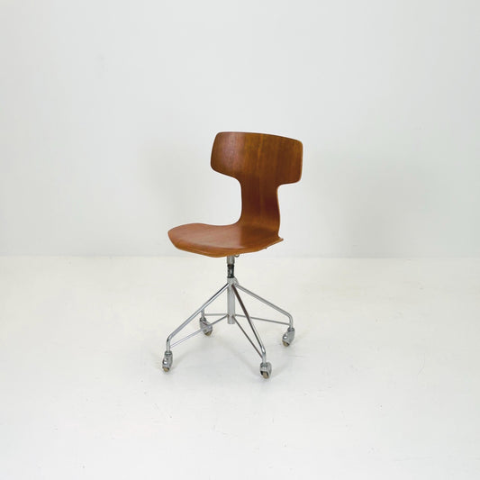 Mid century height adjustable Hammer 3113 desk chair in Teak , by Arne Jacobsen for Fritz Hansen, 1960s