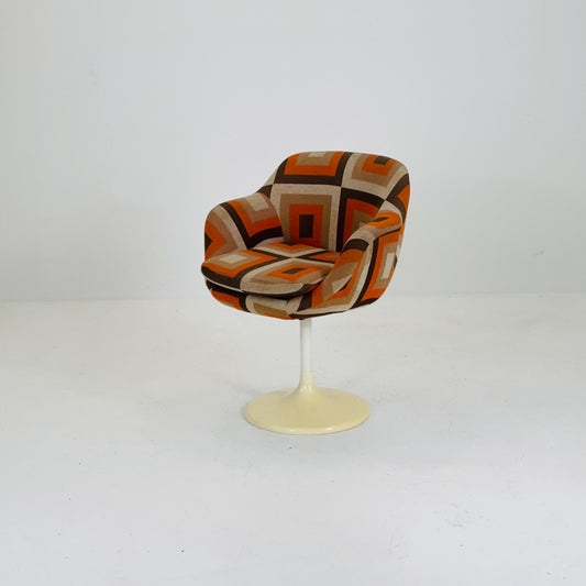 Space age 1970s Tulip Chair with Geometric Pattern Upholstery – Retro Mid-Century Modern Plastic Base Accent Chair