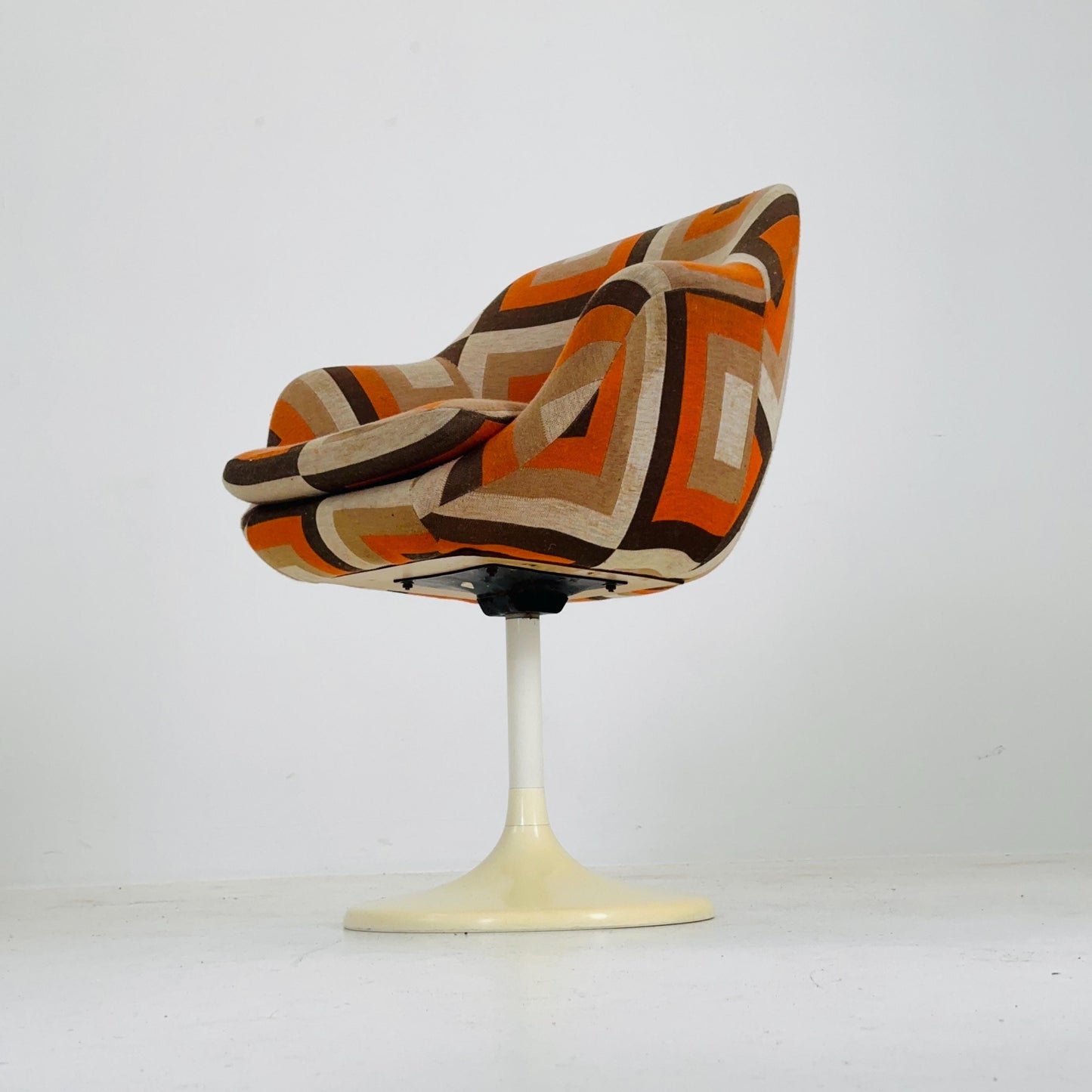Space age 1970s Tulip Chair with Geometric Pattern Upholstery – Retro Mid-Century Modern Plastic Base Accent Chair