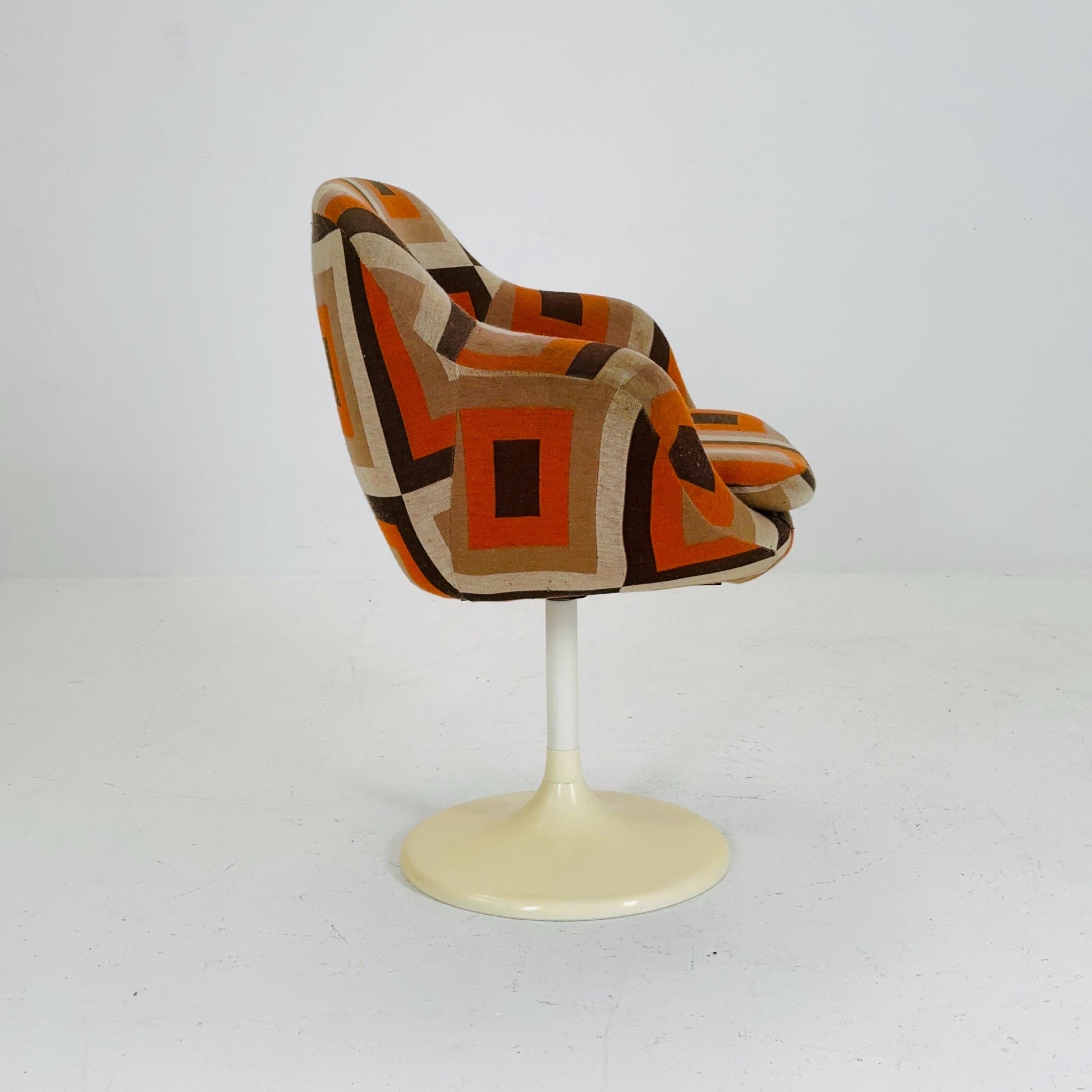 Space age 1970s Tulip Chair with Geometric Pattern Upholstery – Retro Mid-Century Modern Plastic Base Accent Chair