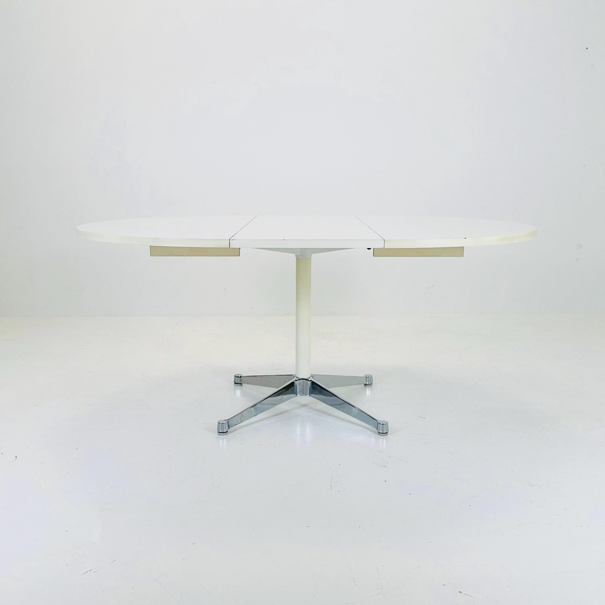 Mid century extendable round dining table by George Nelson for Herman Miller 1960s