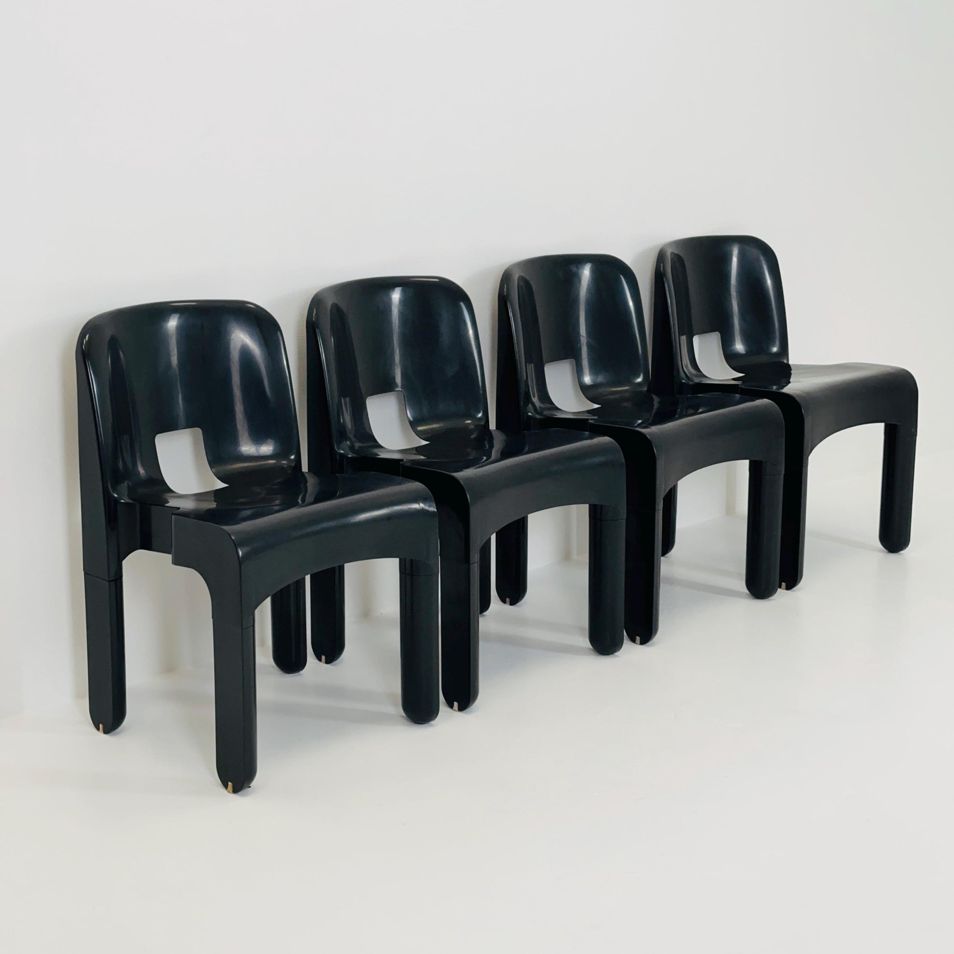 Set of 4 vintage Kartell Universale Chairs - Model 4867 by Joe Colombo - Iconic 1965 Italian Design, Mid-Century Modern ABS Plastic Chairs
