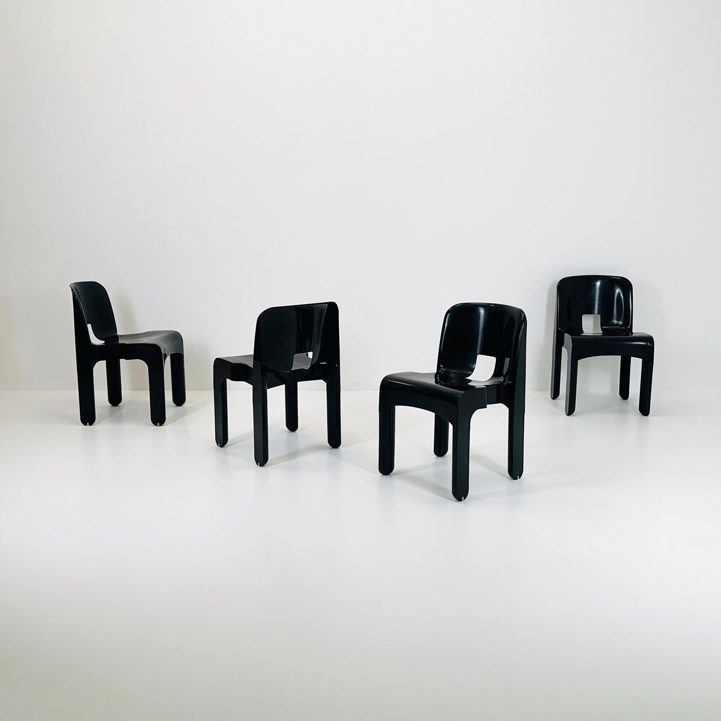Set of 4 vintage Kartell Universale Chairs - Model 4867 by Joe Colombo - Iconic 1965 Italian Design, Mid-Century Modern ABS Plastic Chairs
