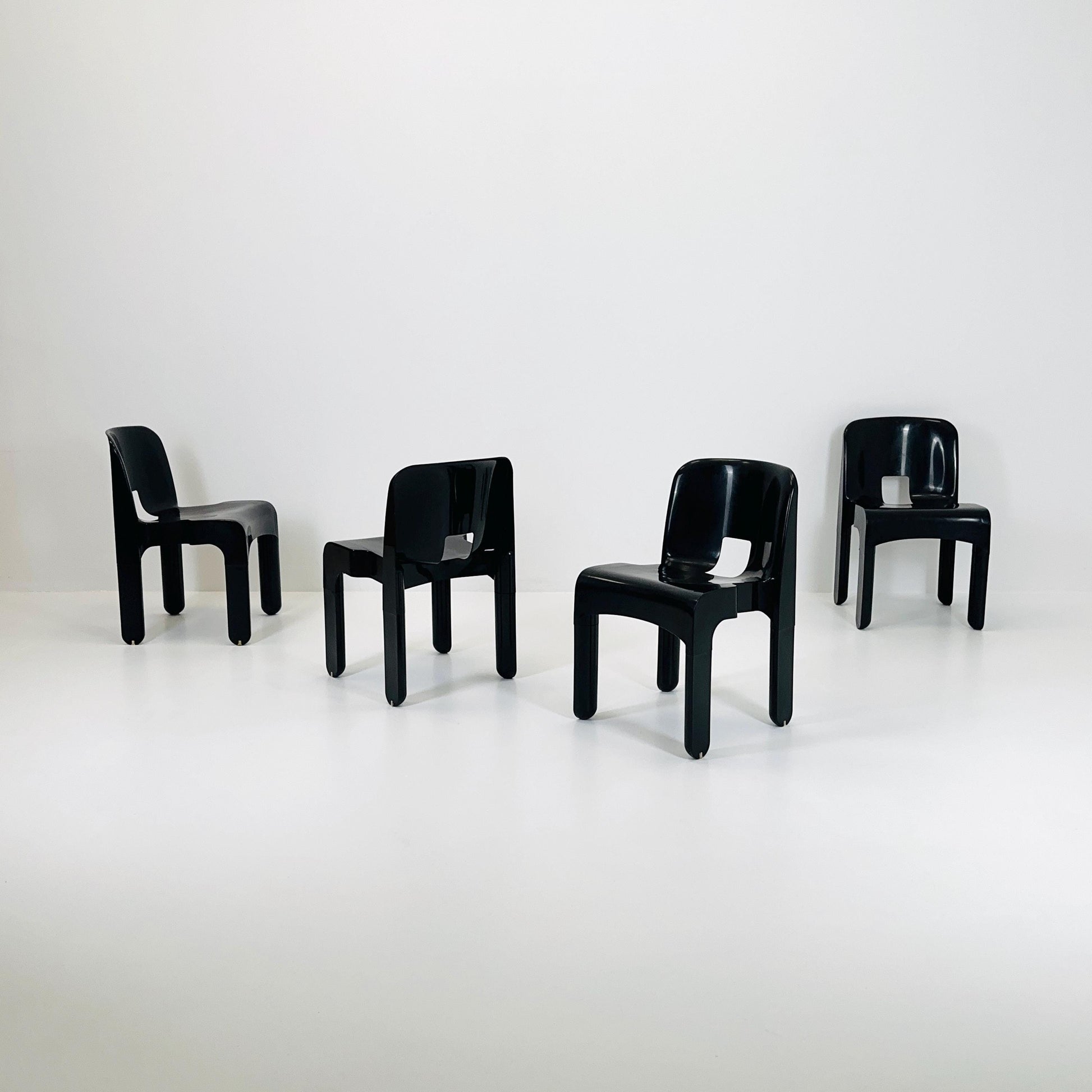 Set of 4 vintage Kartell Universale Chairs - Model 4867 by Joe Colombo - Iconic 1965 Italian Design, Mid-Century Modern ABS Plastic Chairs