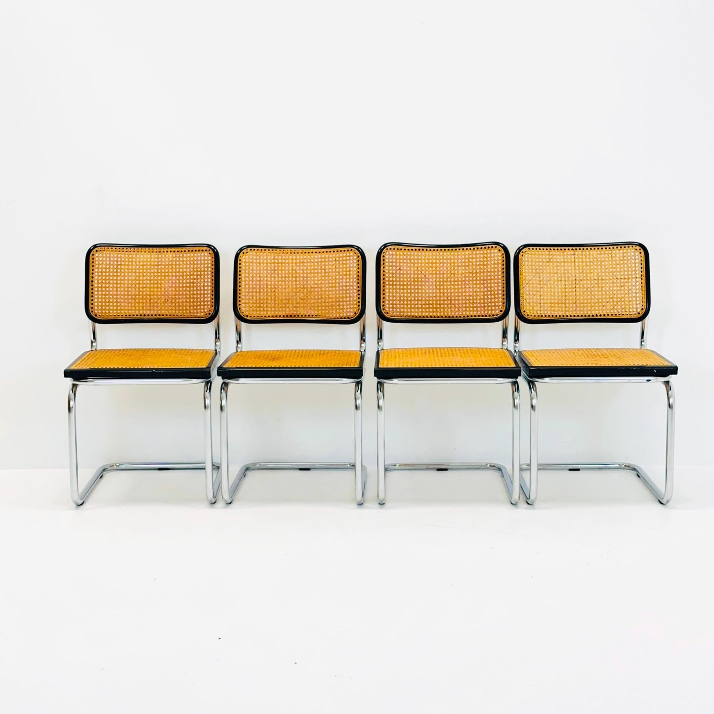 Set of 4 Mid Century Cantilever Cesca Chair by Marcel Breuer / Bauhaus Design / 1980s Italy