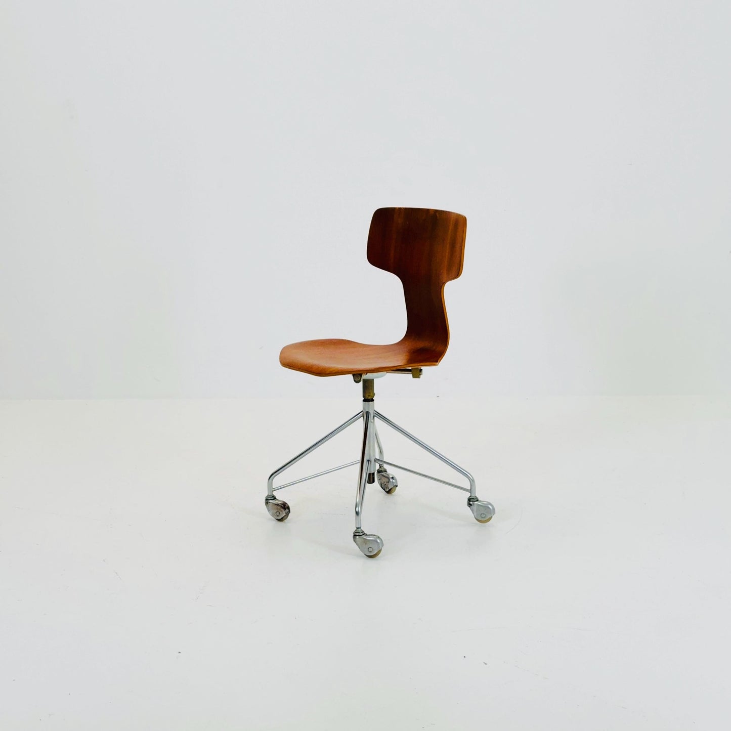 Mid century Arne Jacobsen, swivel desk chair made teak model 3113, Fritz Hansen, 1960s