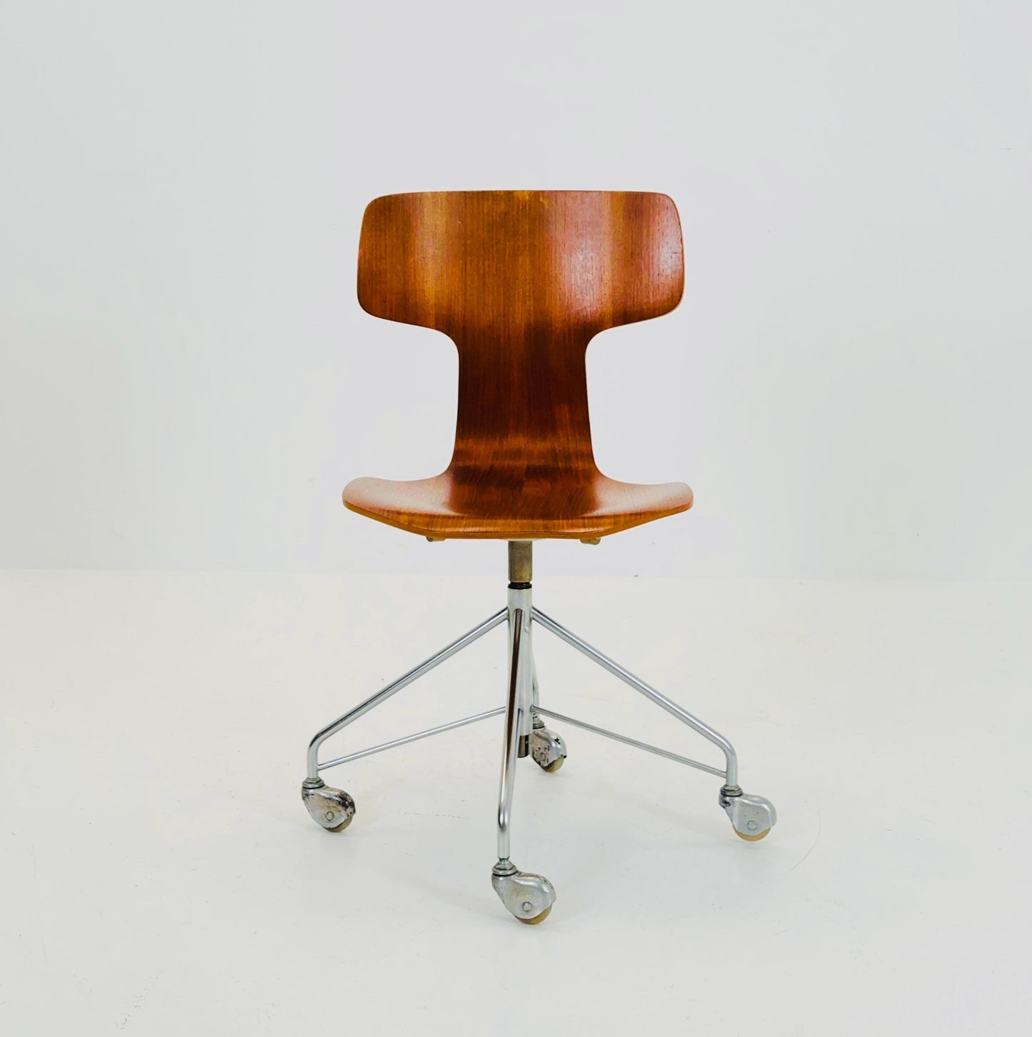 Mid century Arne Jacobsen, swivel desk chair made teak model 3113, Fritz Hansen, 1960s