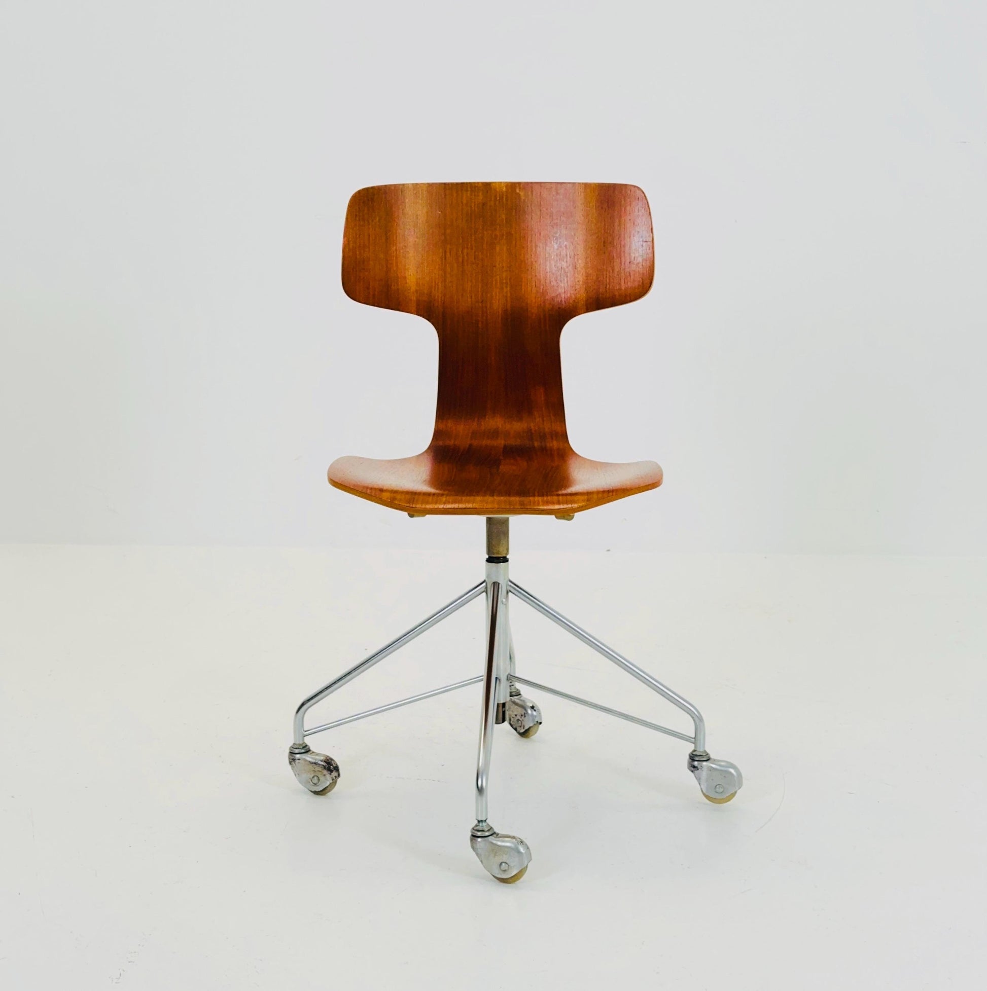 Mid century Arne Jacobsen, swivel desk chair made teak model 3113, Fritz Hansen, 1960s