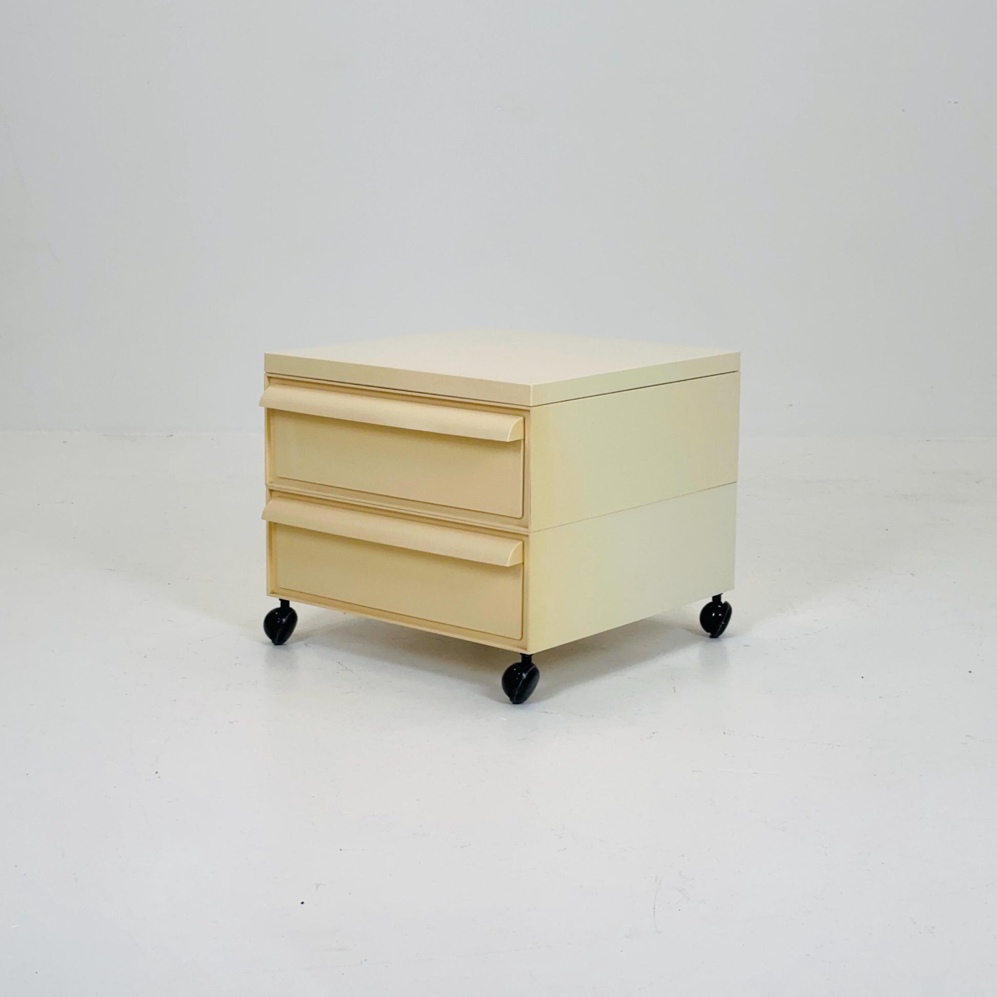 Space age Chest of drawers on wheels model 4601 by Simon Fussell for Kartell, Italy 1970s