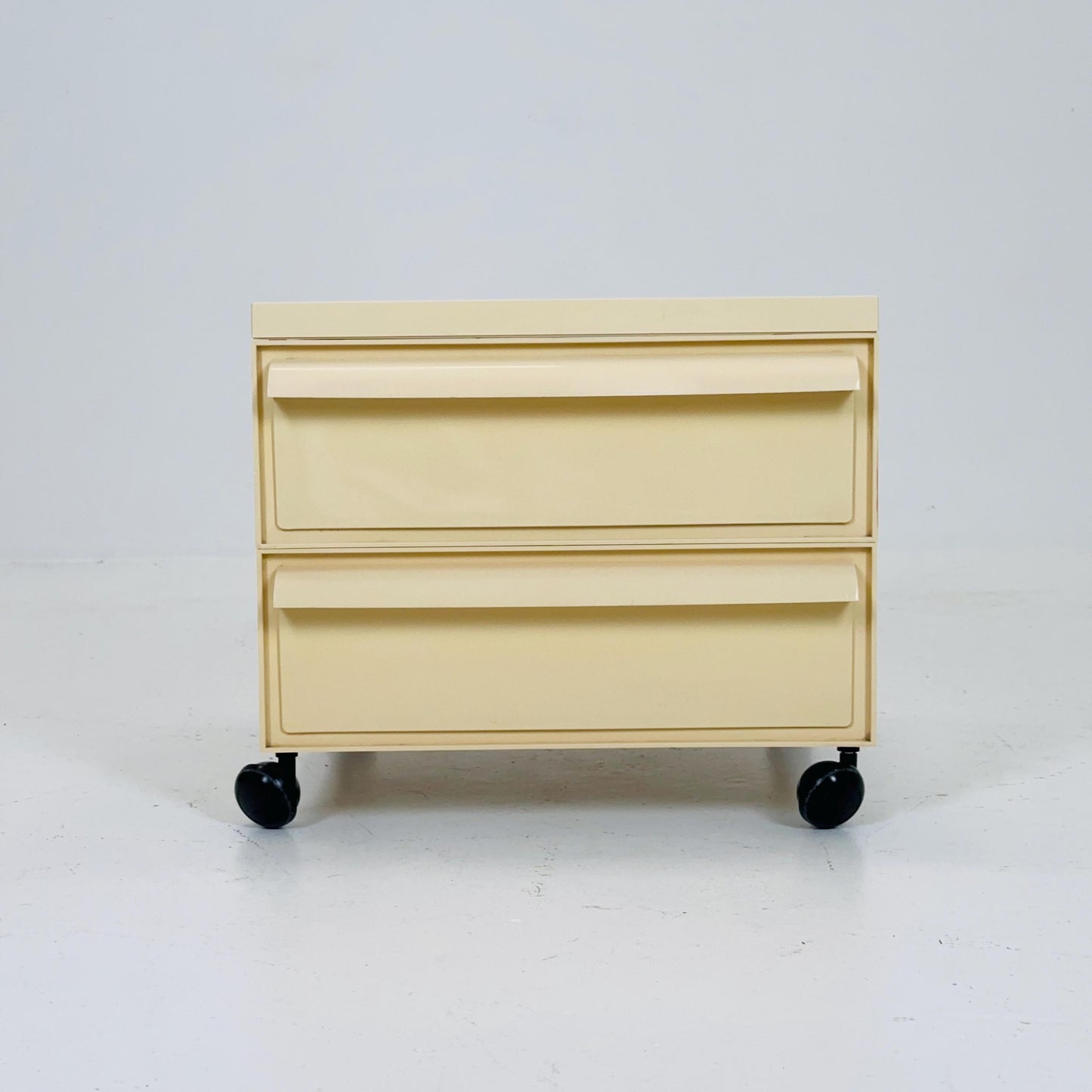 Space age Chest of drawers on wheels model 4601 by Simon Fussell for Kartell, Italy 1970s