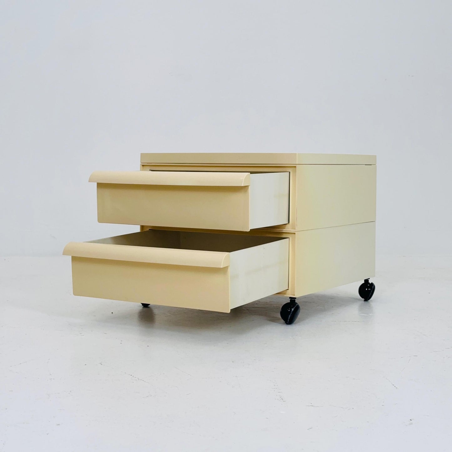 Space age Chest of drawers on wheels model 4601 by Simon Fussell for Kartell, Italy 1970s