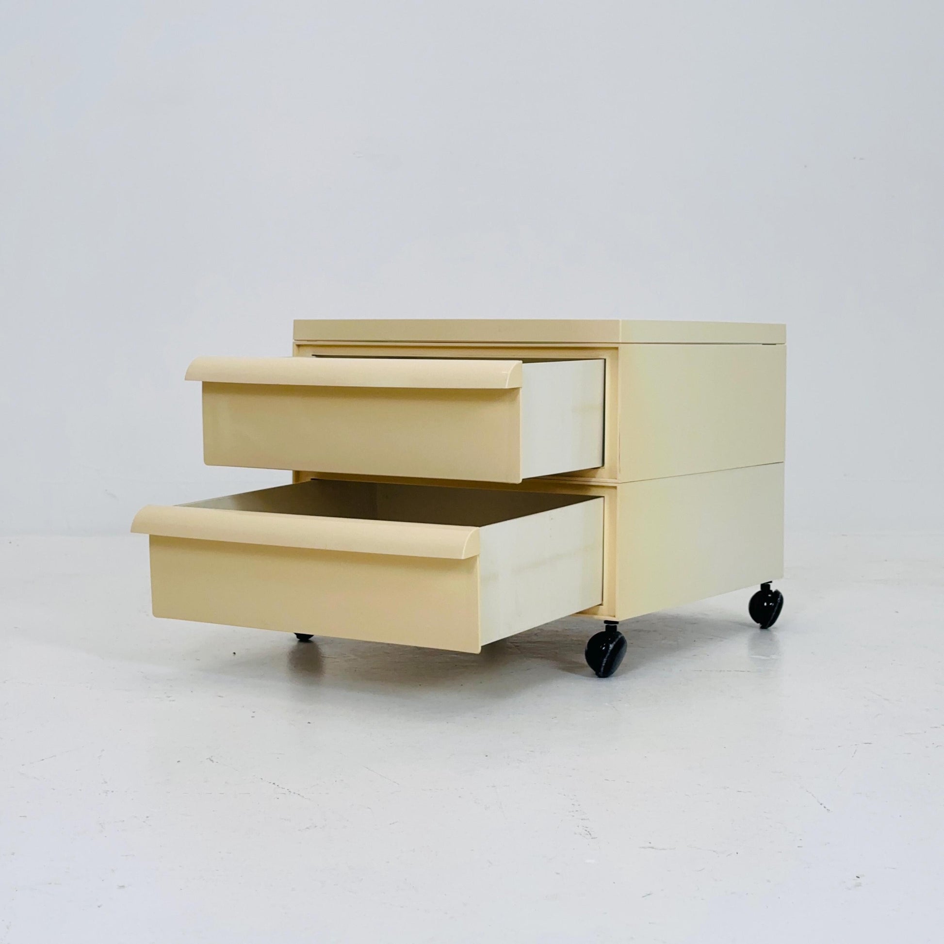 Space age Chest of drawers on wheels model 4601 by Simon Fussell for Kartell, Italy 1970s
