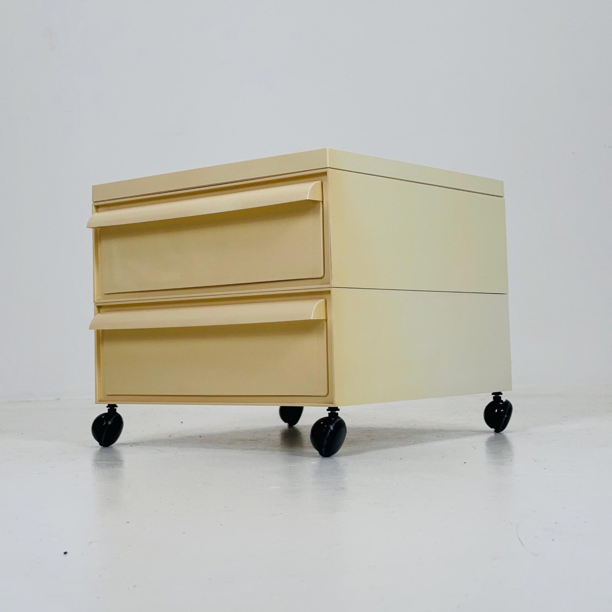 Space age Chest of drawers on wheels model 4601 by Simon Fussell for Kartell, Italy 1970s
