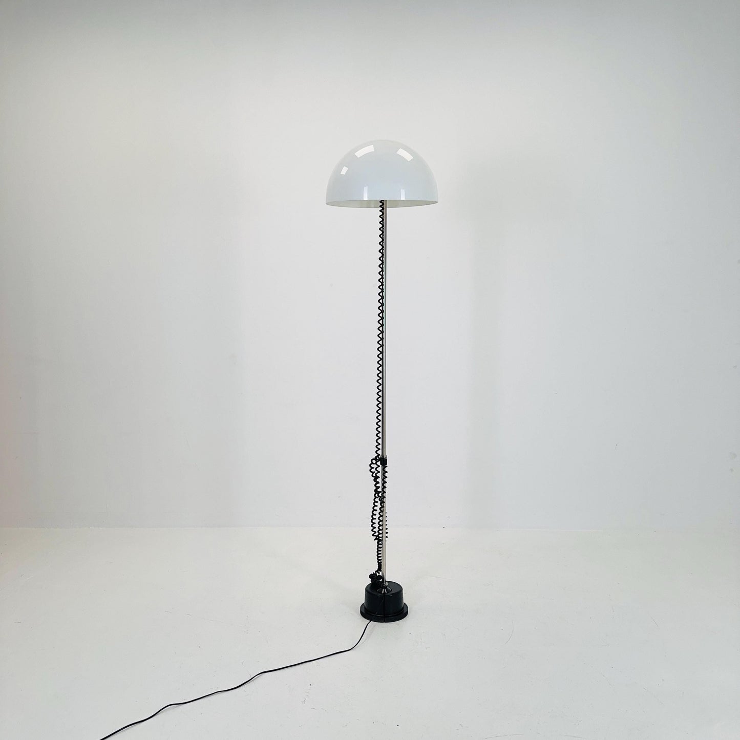 Mid century white 4026 floor lamp in acrylic glass & chrome by Carlo Santi for Kartell Design, Italy, 1970s