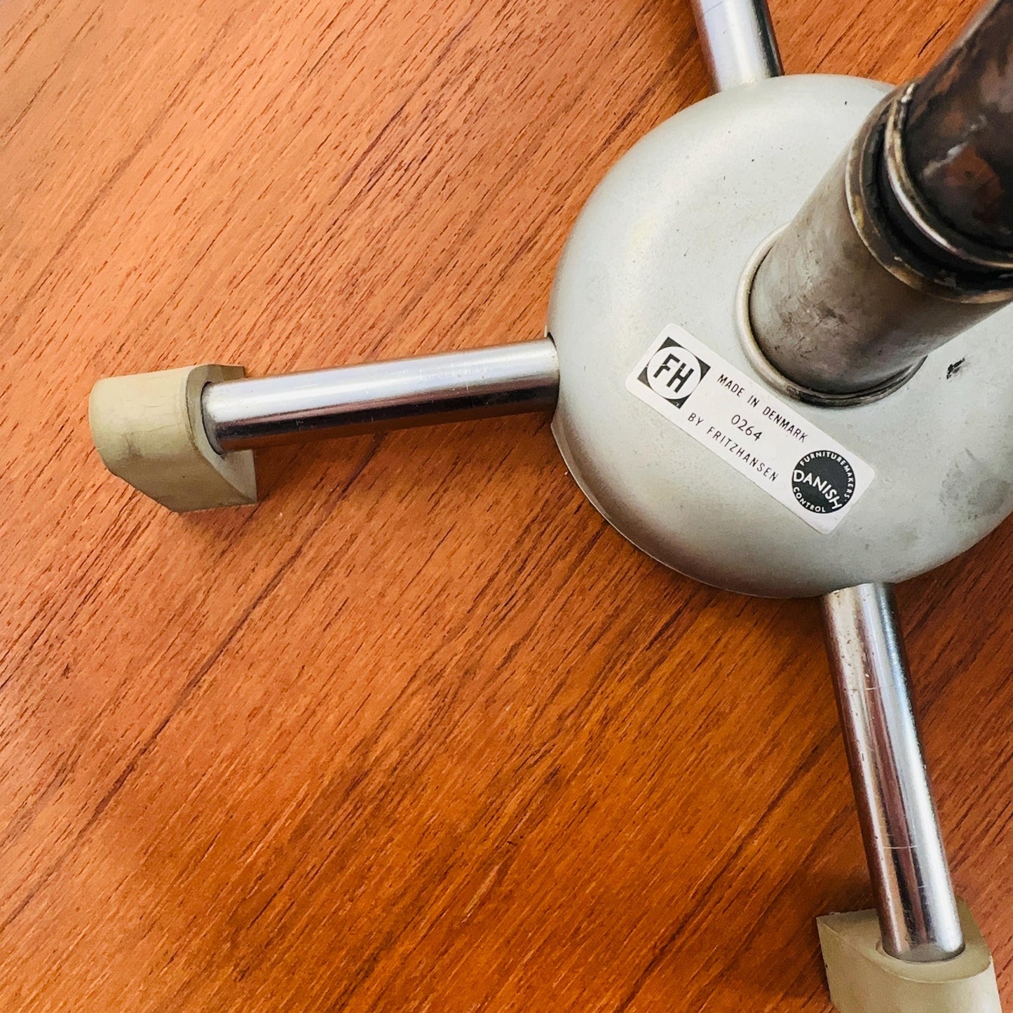 Mid century height adjustable Hammer 3113 desk chair in Teak , by Arne Jacobsen for Fritz Hansen, 1960s