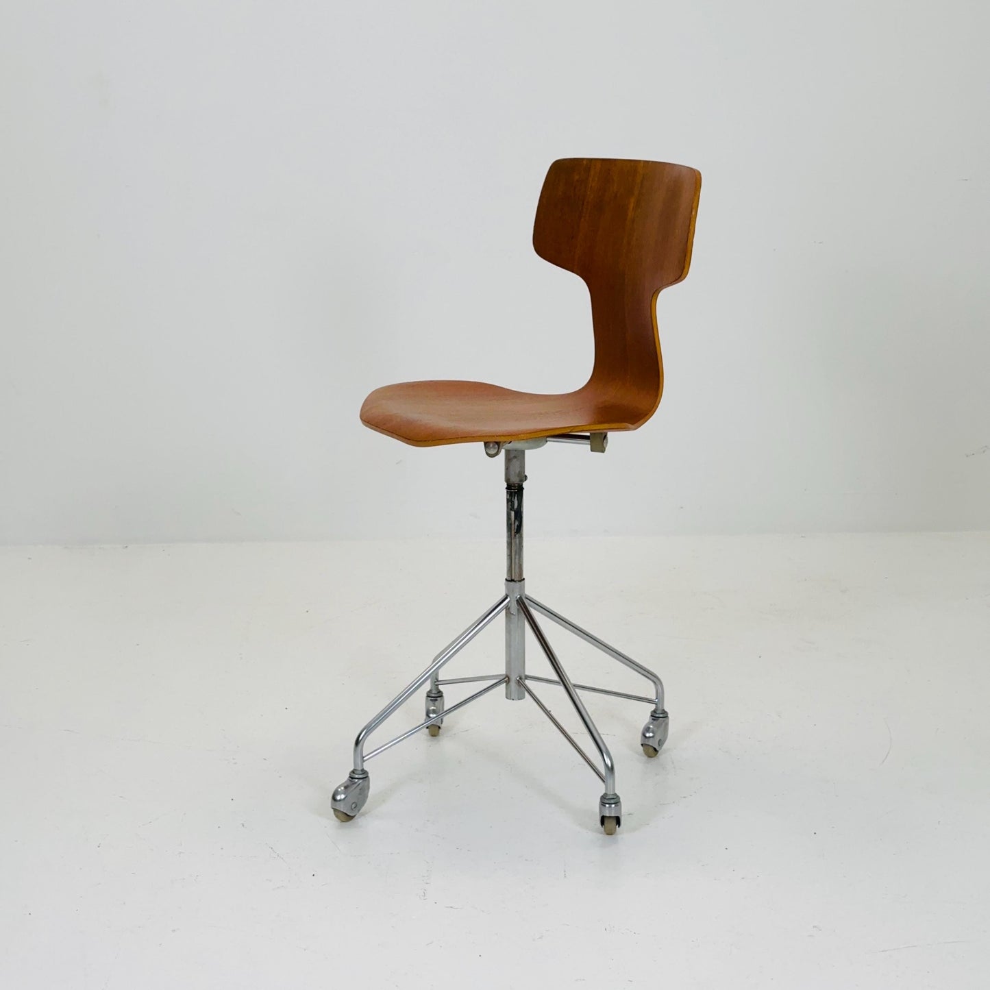 Mid century height adjustable Hammer 3113 desk chair in Teak , by Arne Jacobsen for Fritz Hansen, 1960s
