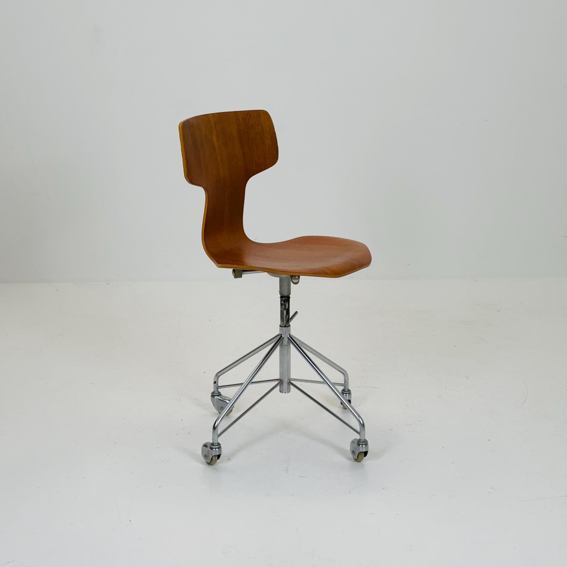 Mid century height adjustable Hammer 3113 desk chair in Teak , by Arne Jacobsen for Fritz Hansen, 1960s