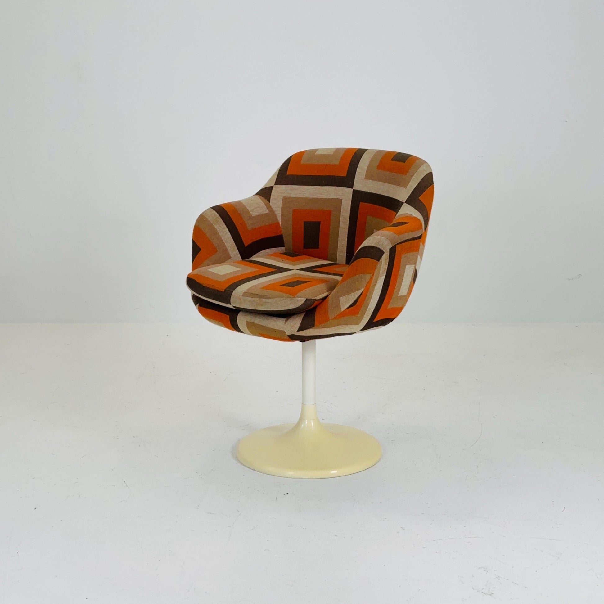 Space age 1970s Tulip Chair with Geometric Pattern Upholstery – Retro Mid-Century Modern Plastic Base Accent Chair