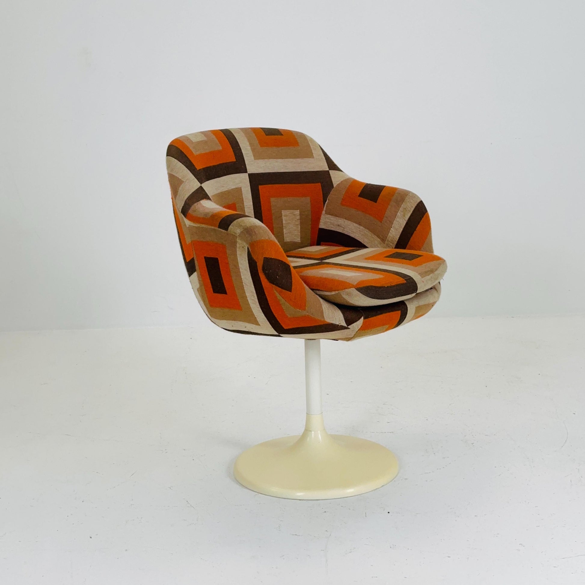 Space age 1970s Tulip Chair with Geometric Pattern Upholstery – Retro Mid-Century Modern Plastic Base Accent Chair