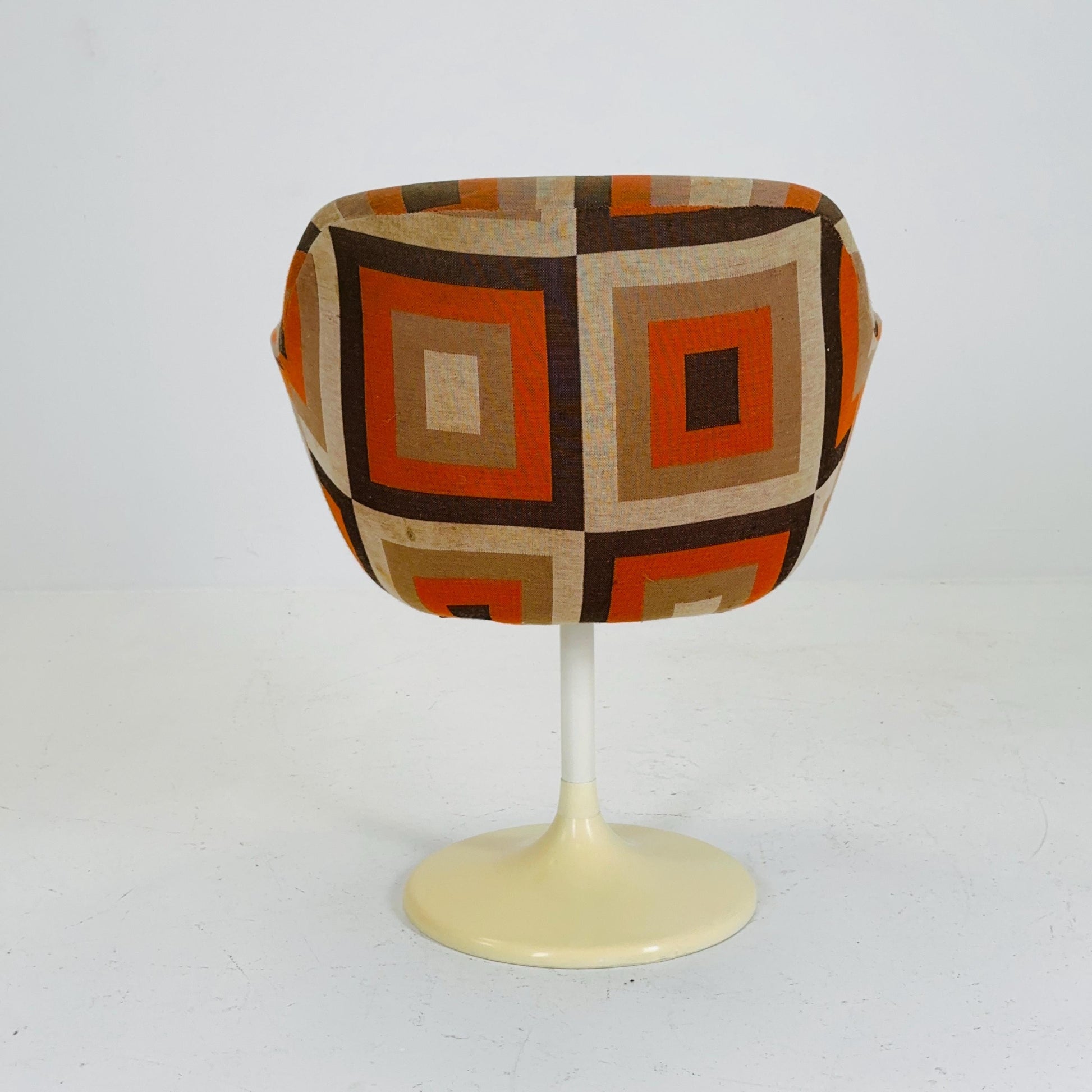 Space age 1970s Tulip Chair with Geometric Pattern Upholstery – Retro Mid-Century Modern Plastic Base Accent Chair