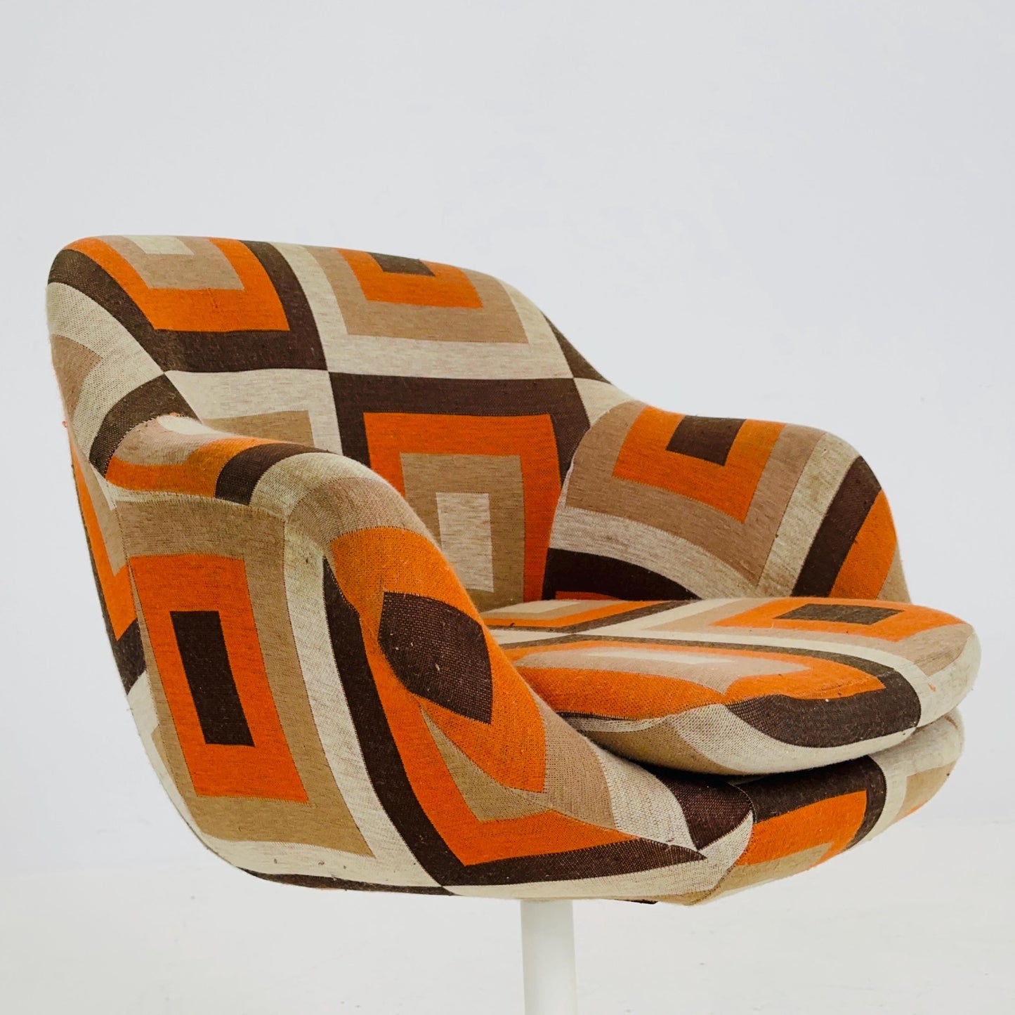 Space age 1970s Tulip Chair with Geometric Pattern Upholstery – Retro Mid-Century Modern Plastic Base Accent Chair