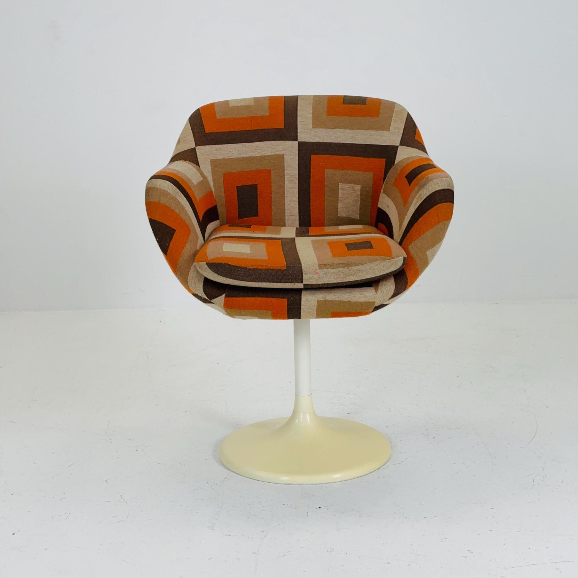 Space age 1970s Tulip Chair with Geometric Pattern Upholstery – Retro Mid-Century Modern Plastic Base Accent Chair