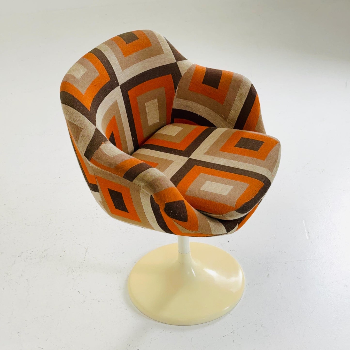 Space age 1970s Tulip Chair with Geometric Pattern Upholstery – Retro Mid-Century Modern Plastic Base Accent Chair