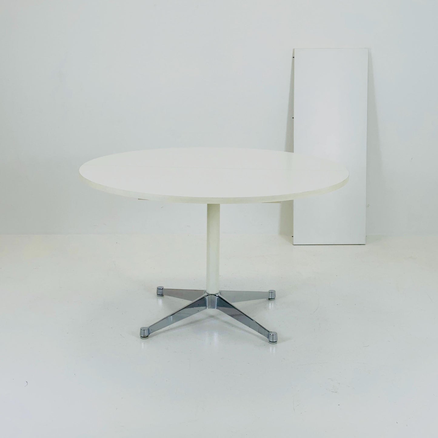 Mid century extendable round dining table by George Nelson for Herman Miller 1960s