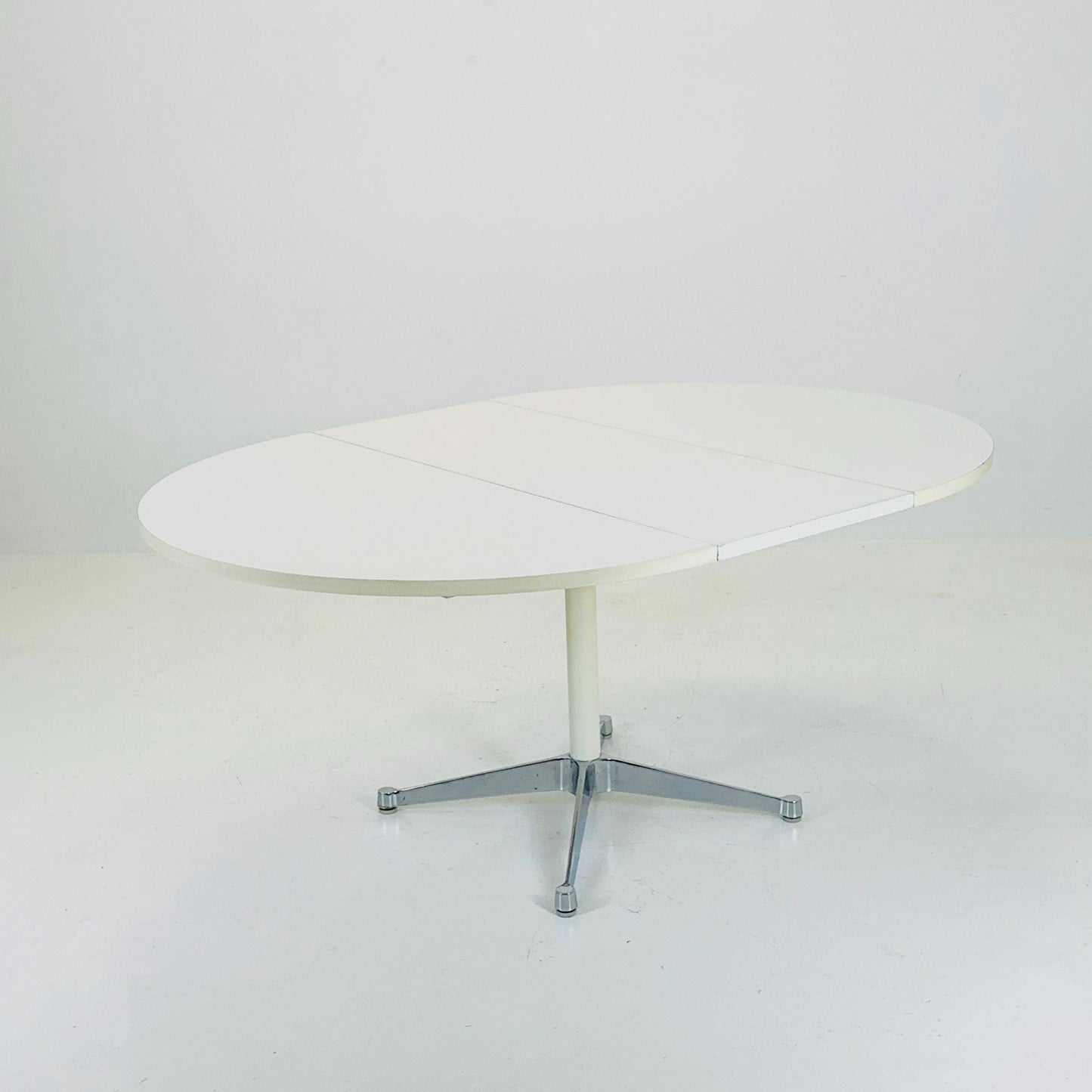 Mid century extendable round dining table by George Nelson for Herman Miller 1960s