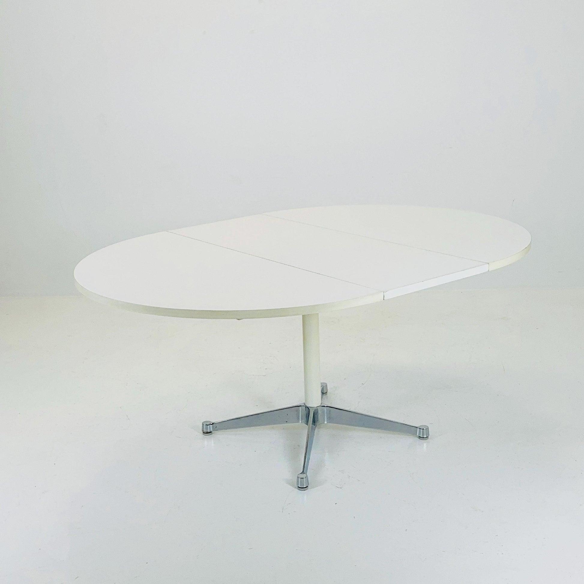 Mid century extendable round dining table by George Nelson for Herman Miller 1960s