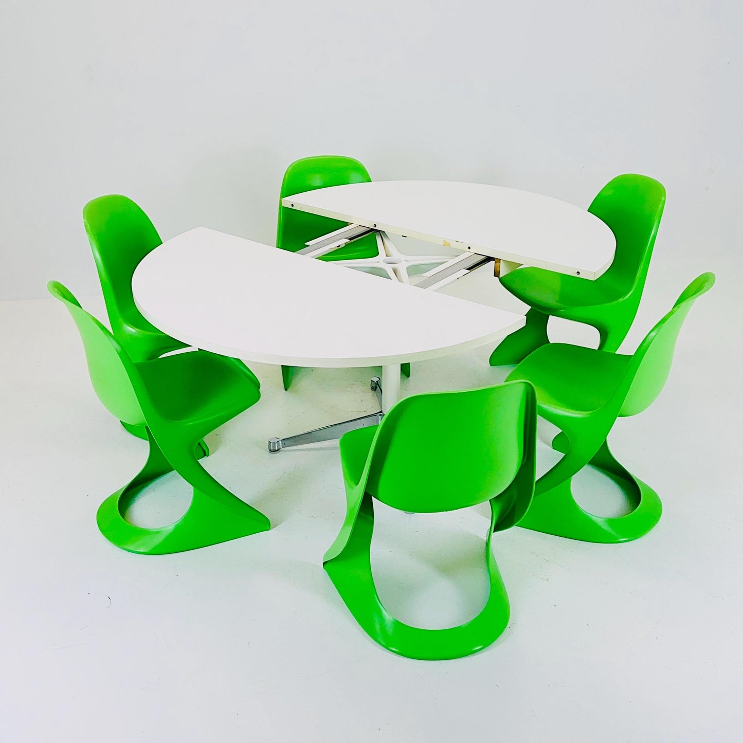 Mid century extendable round dining table by George Nelson for Herman Miller 1960s