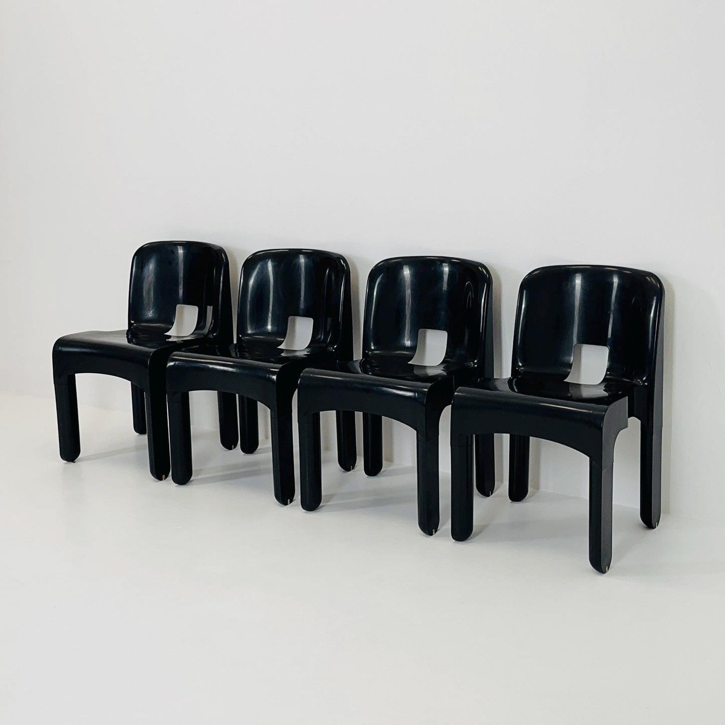 Set of 4 vintage Kartell Universale Chairs - Model 4867 by Joe Colombo - Iconic 1965 Italian Design, Mid-Century Modern ABS Plastic Chairs