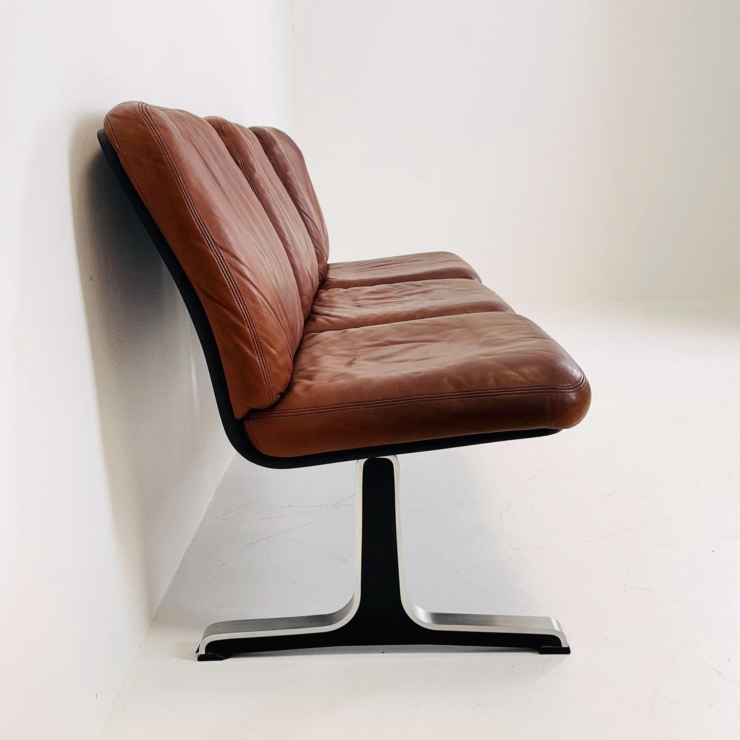 Mid century Bauhaus waiting bench- Sofa in brown leather . Italy 1980s