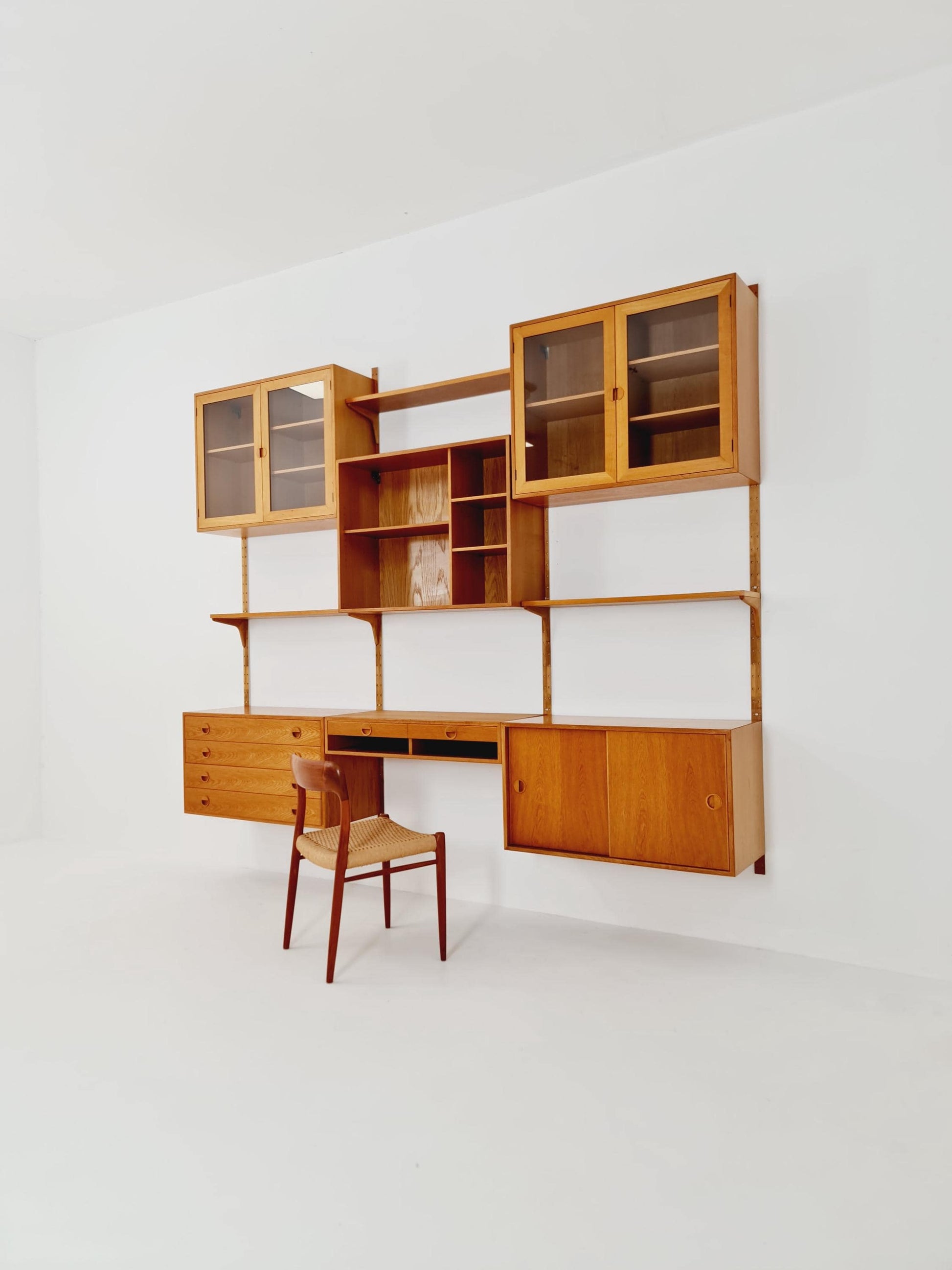 Danish modern modular Oak shelving system by Hansen & Guldborg Mobler, Denmark, 1960s