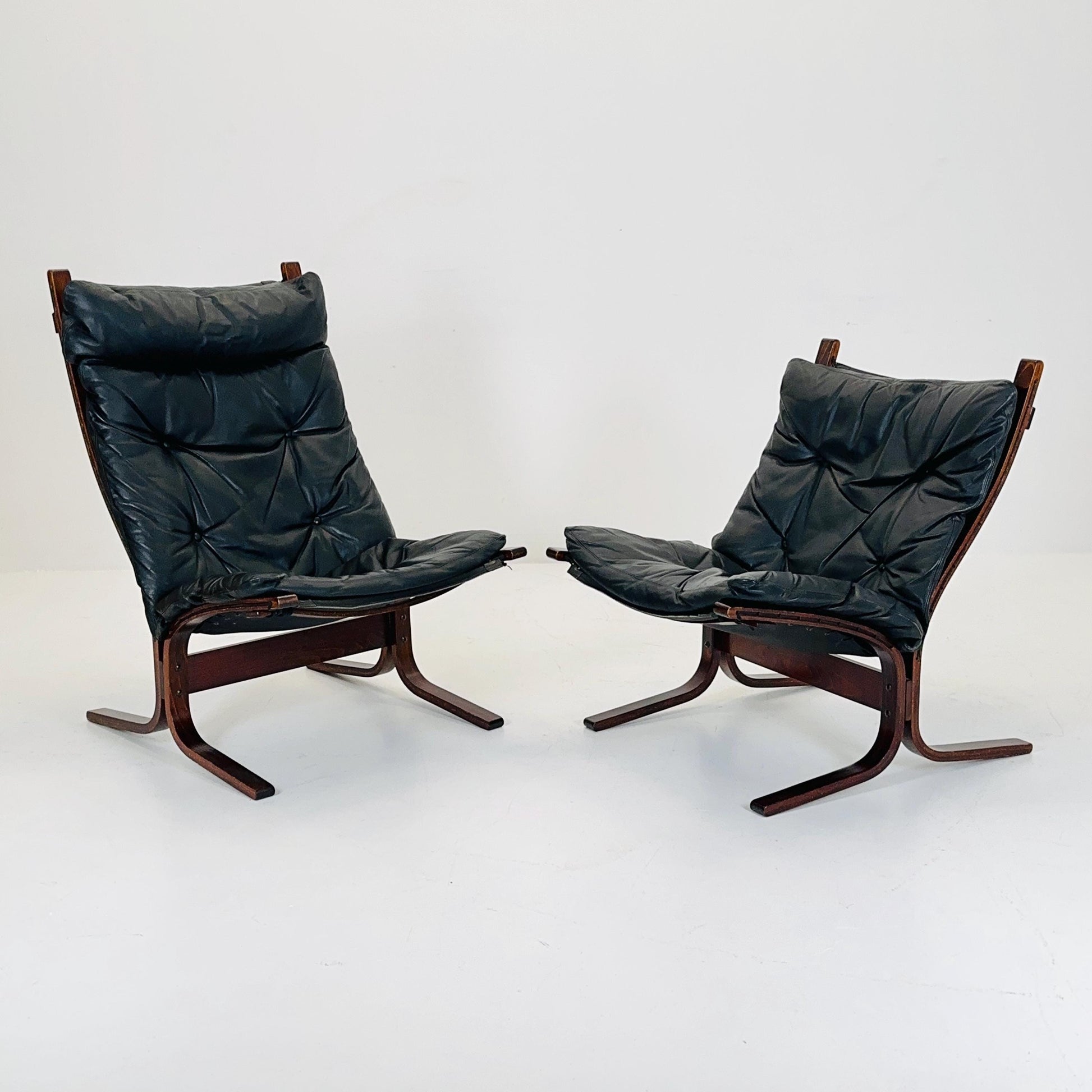 Set of 2 Ingmar Relling “Siesta” Chairs – Highback & Lowback Models in Black Leather with Bentwood Frames, 1960s