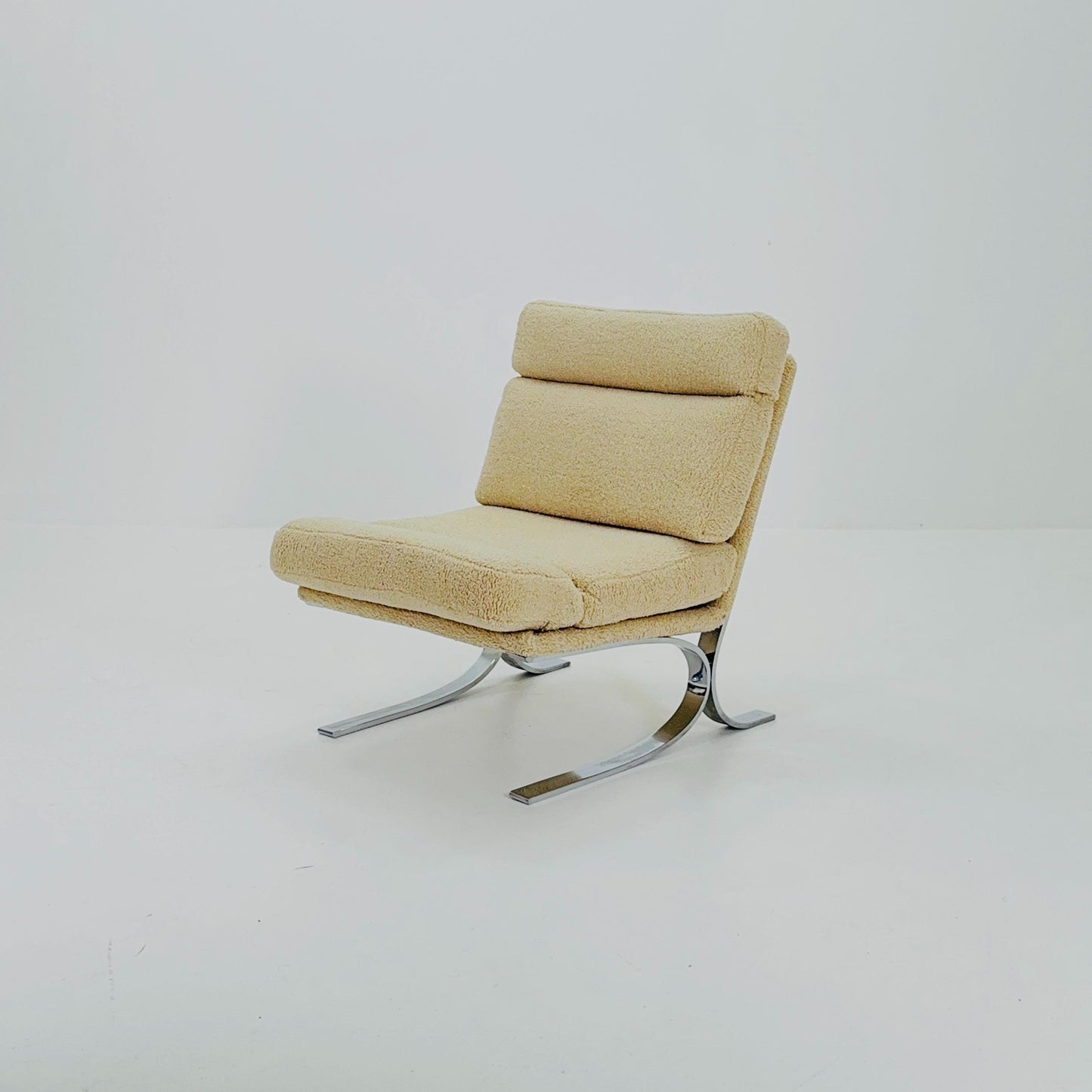 Bauhaus Mid-Century Modern Lounge Chair in Beige Teddy fabric with Chrome Base - 1980s Italian Design