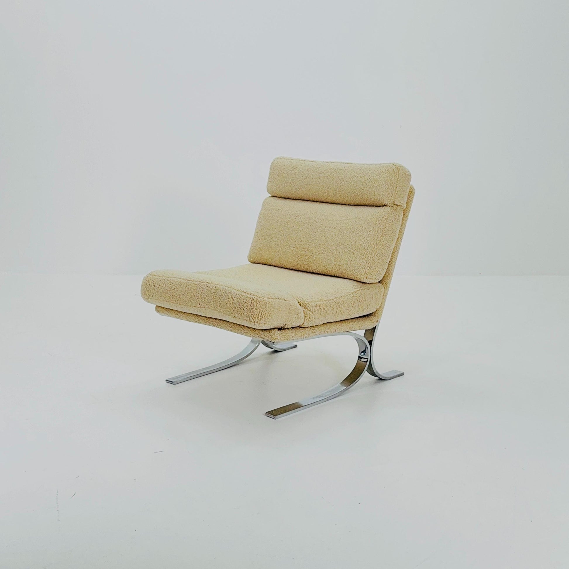 Bauhaus Mid-Century Modern Lounge Chair in Beige Teddy fabric with Chrome Base - 1980s Italian Design