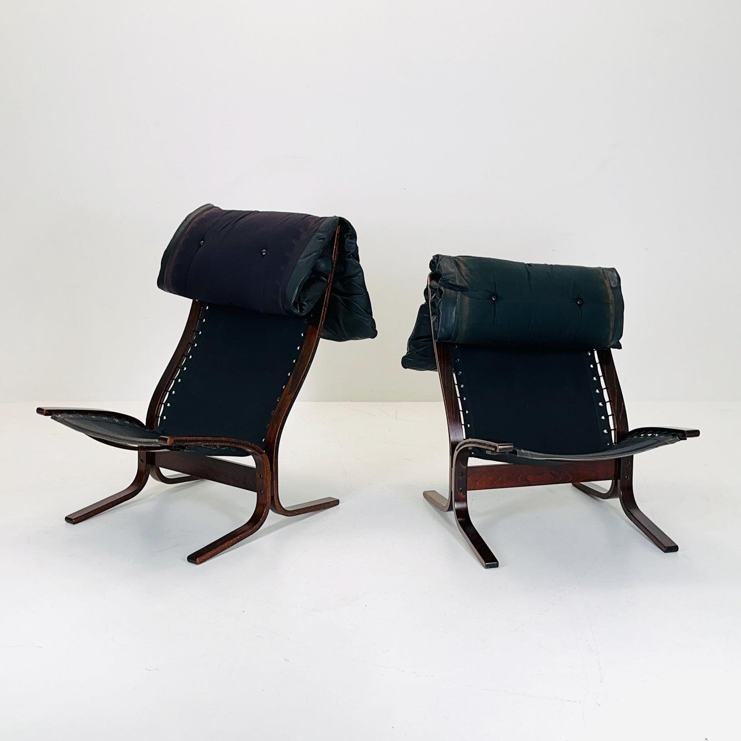 Set of 2 Ingmar Relling “Siesta” Chairs – Highback & Lowback Models in Black Leather with Bentwood Frames, 1960s