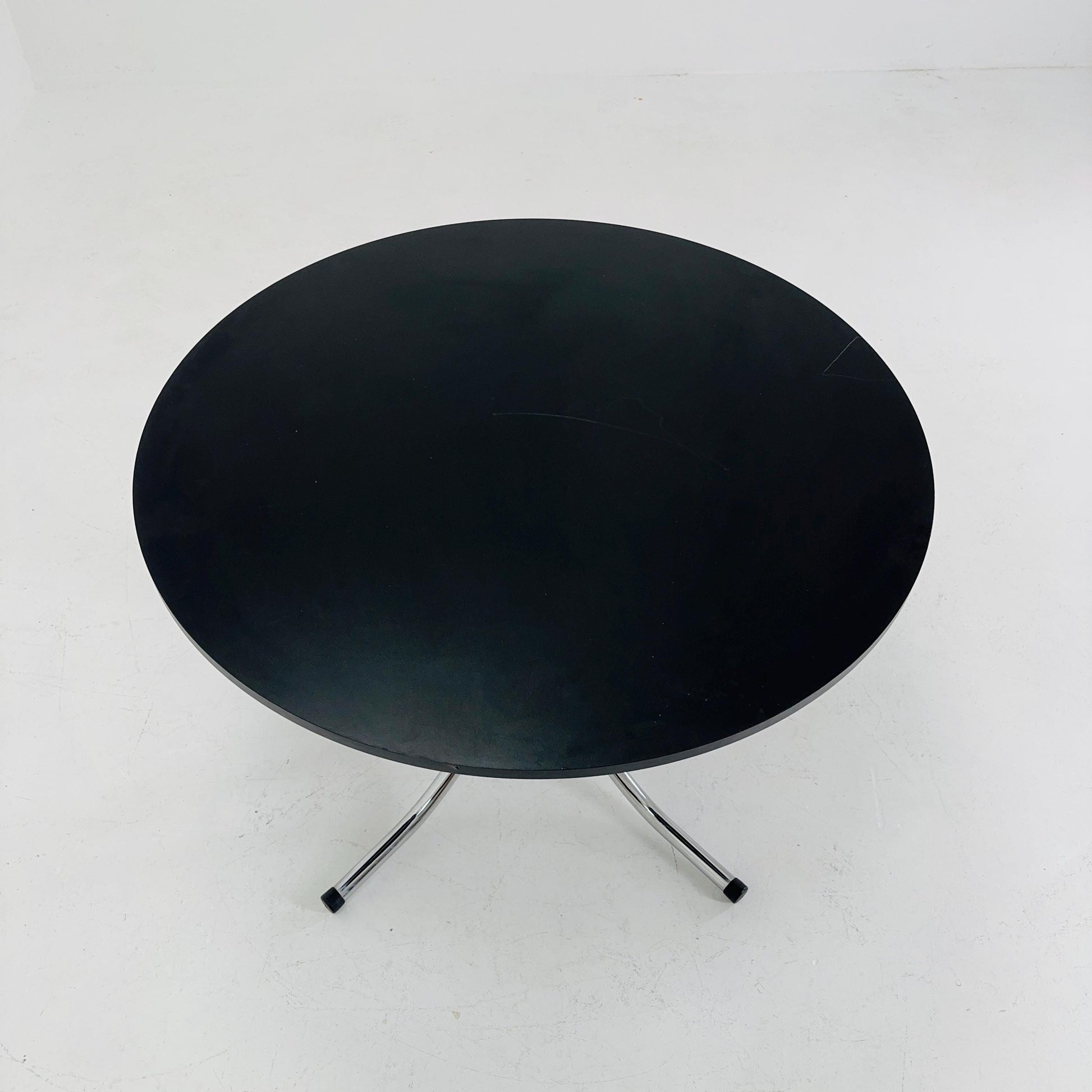 Mid-century dinning round table in chrome-plated steel with round solid black top, 1980s Italy
