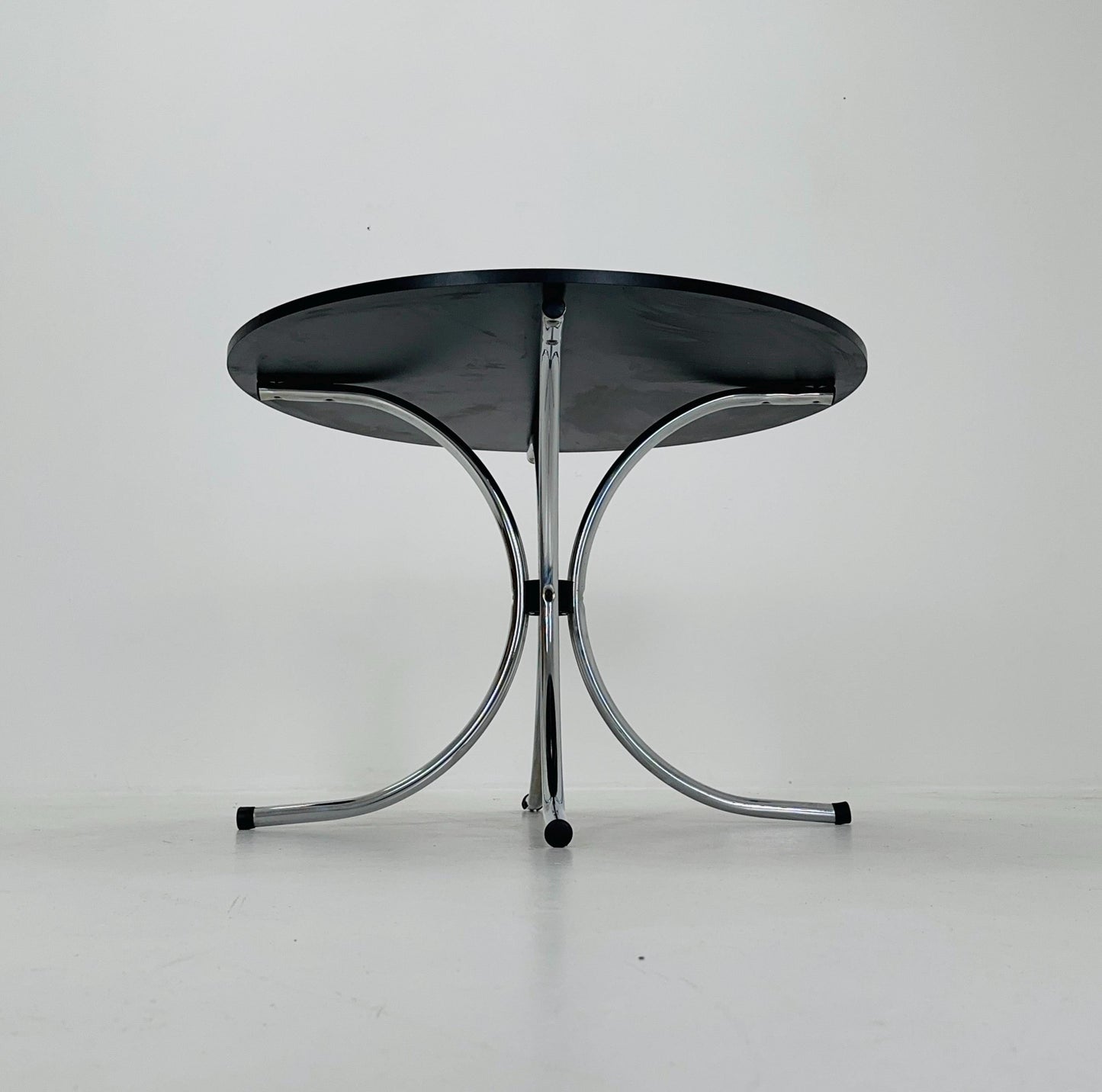 Mid-century dinning round table in chrome-plated steel with round solid black top, 1980s Italy