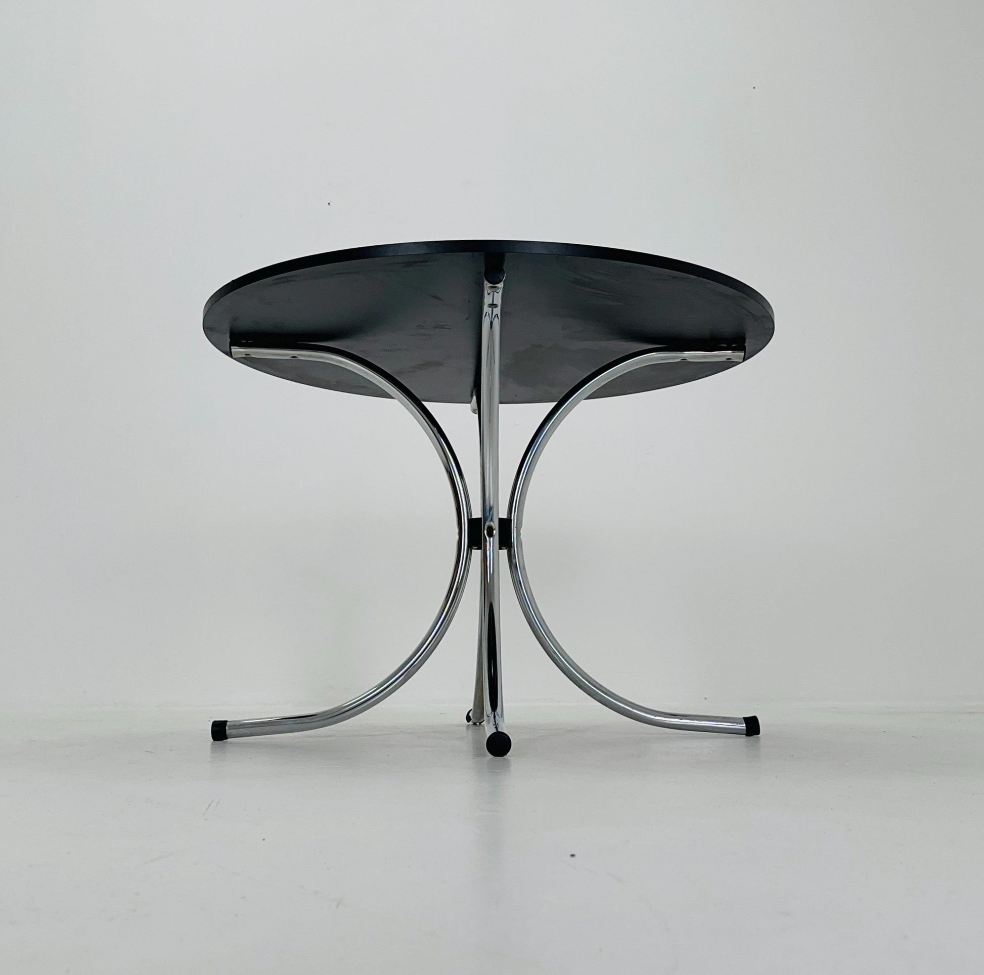Mid-century dinning round table in chrome-plated steel with round solid black top, 1980s Italy
