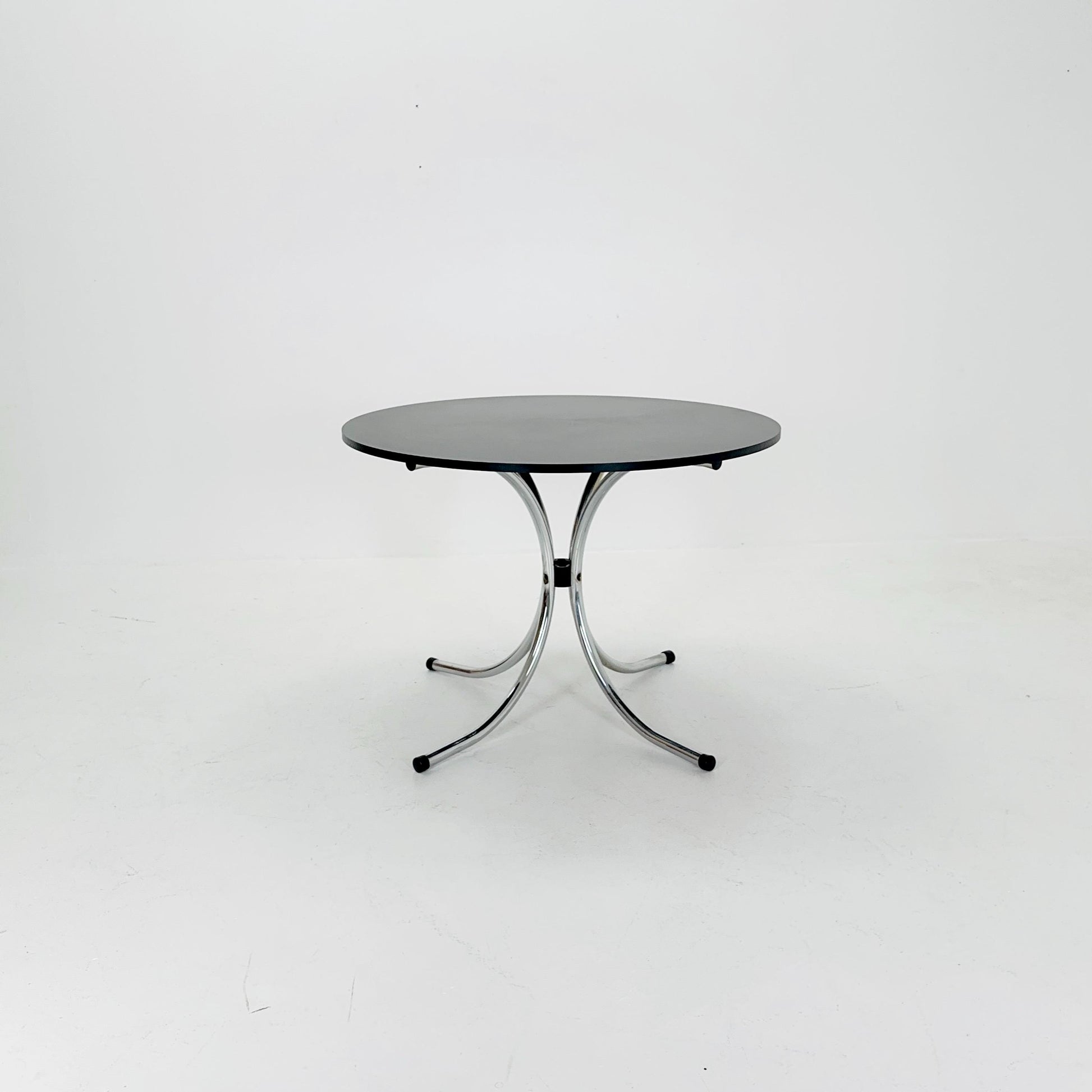 Mid-century dinning round table in chrome-plated steel with round solid black top, 1980s Italy