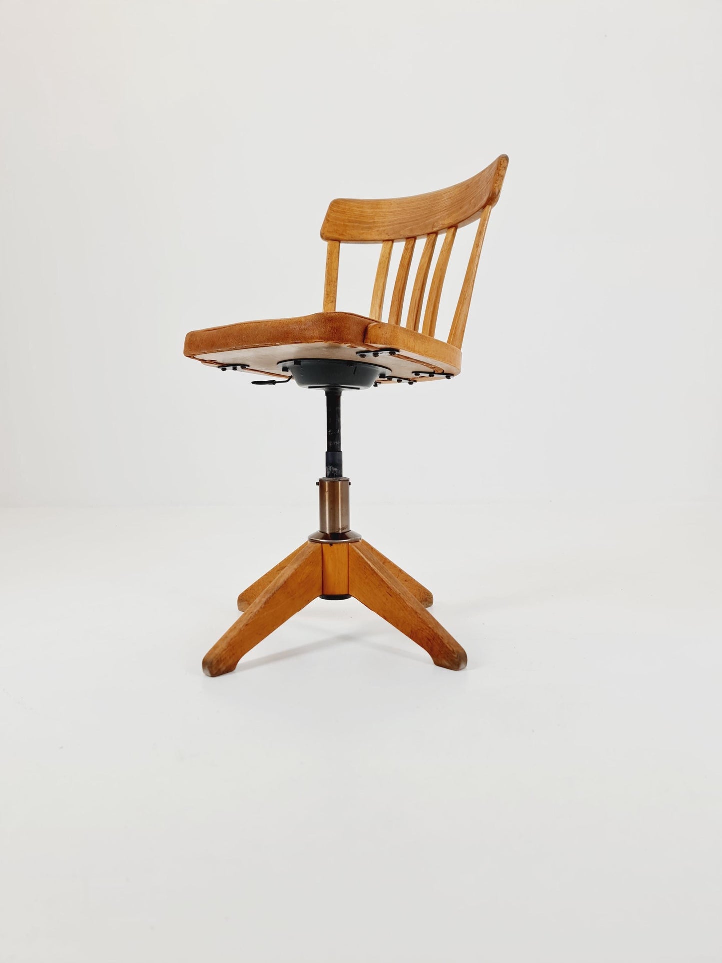 Bauhaus swivel office chair in solid wood By SEDUS 1930s