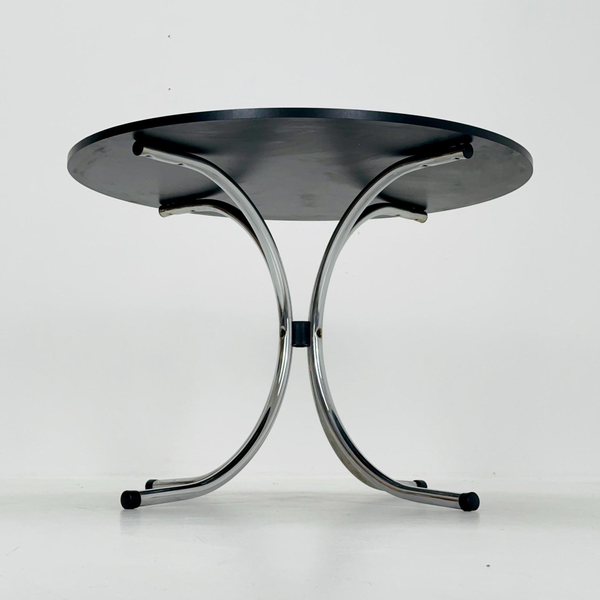 Mid-century dinning round table in chrome-plated steel with round solid black top, 1980s Italy