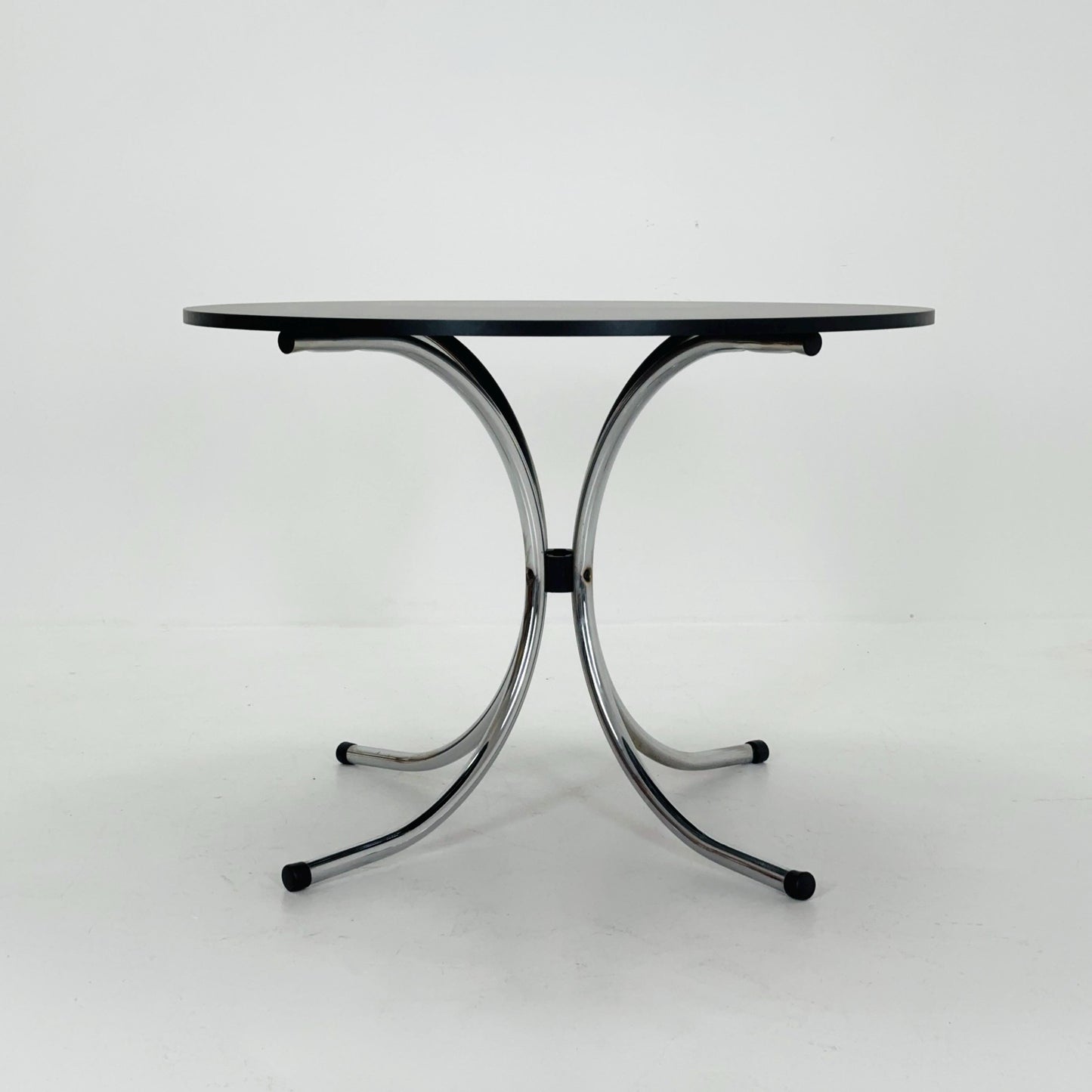 Mid-century dinning round table in chrome-plated steel with round solid black top, 1980s Italy