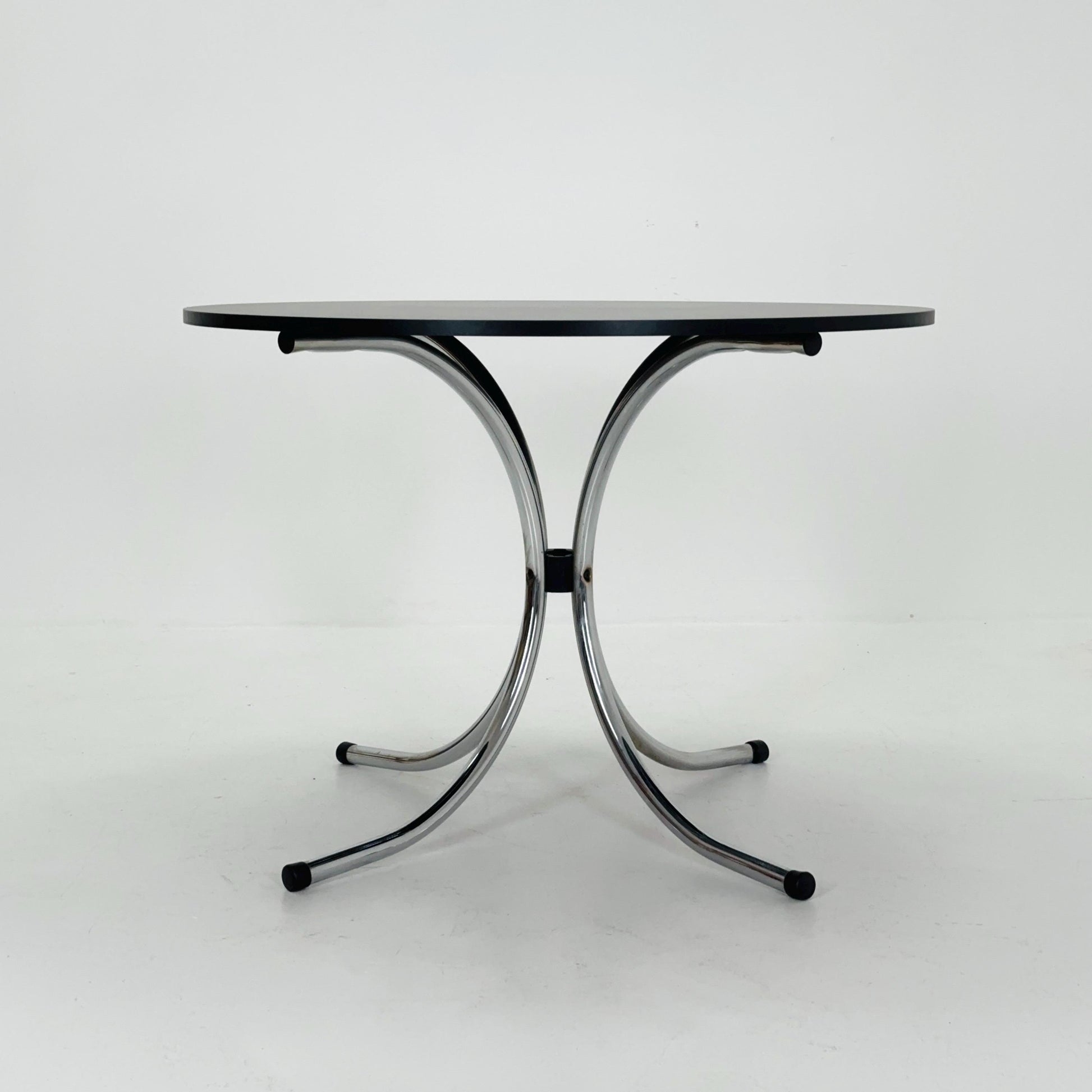 Mid-century dinning round table in chrome-plated steel with round solid black top, 1980s Italy