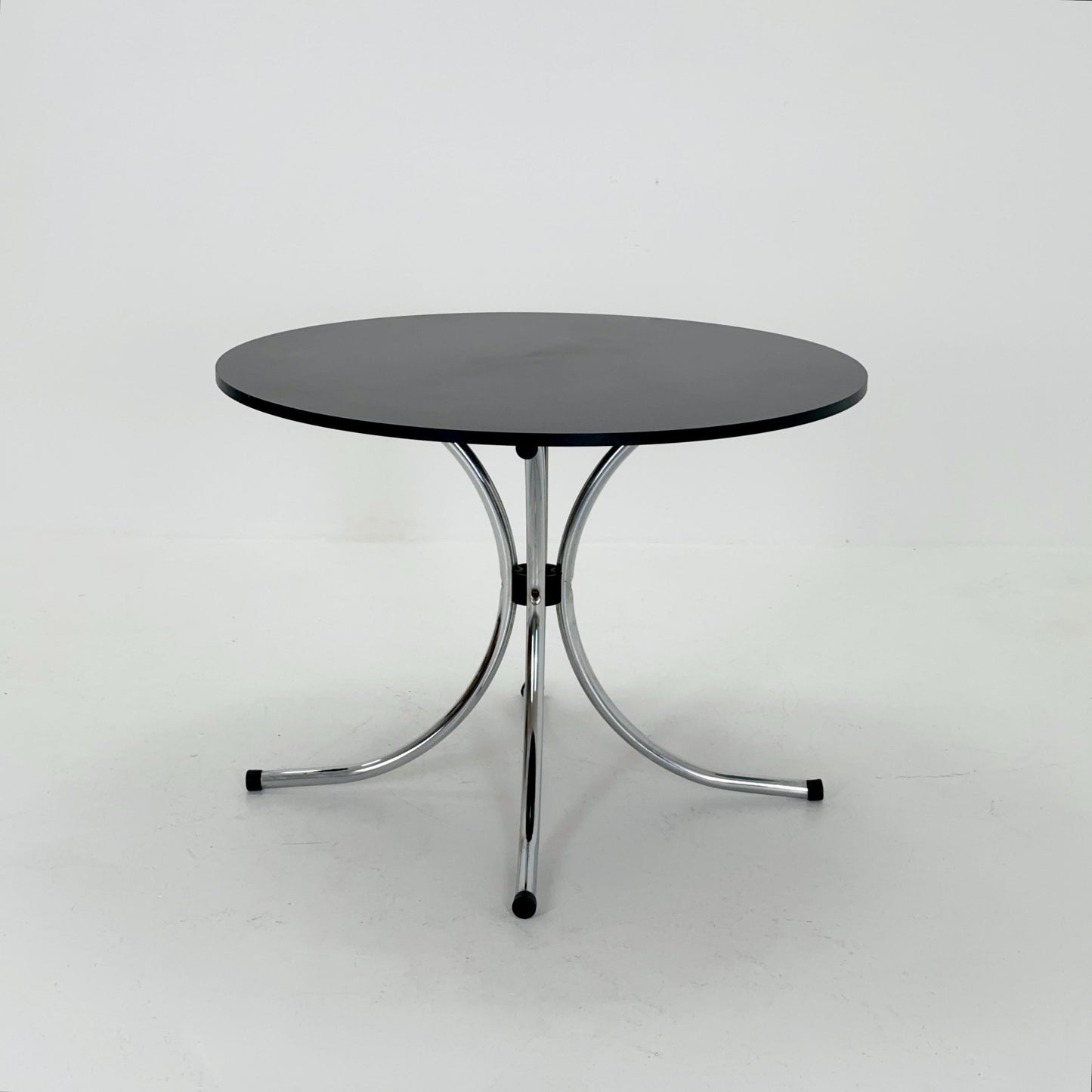 Mid-century dinning round table in chrome-plated steel with round solid black top, 1980s Italy